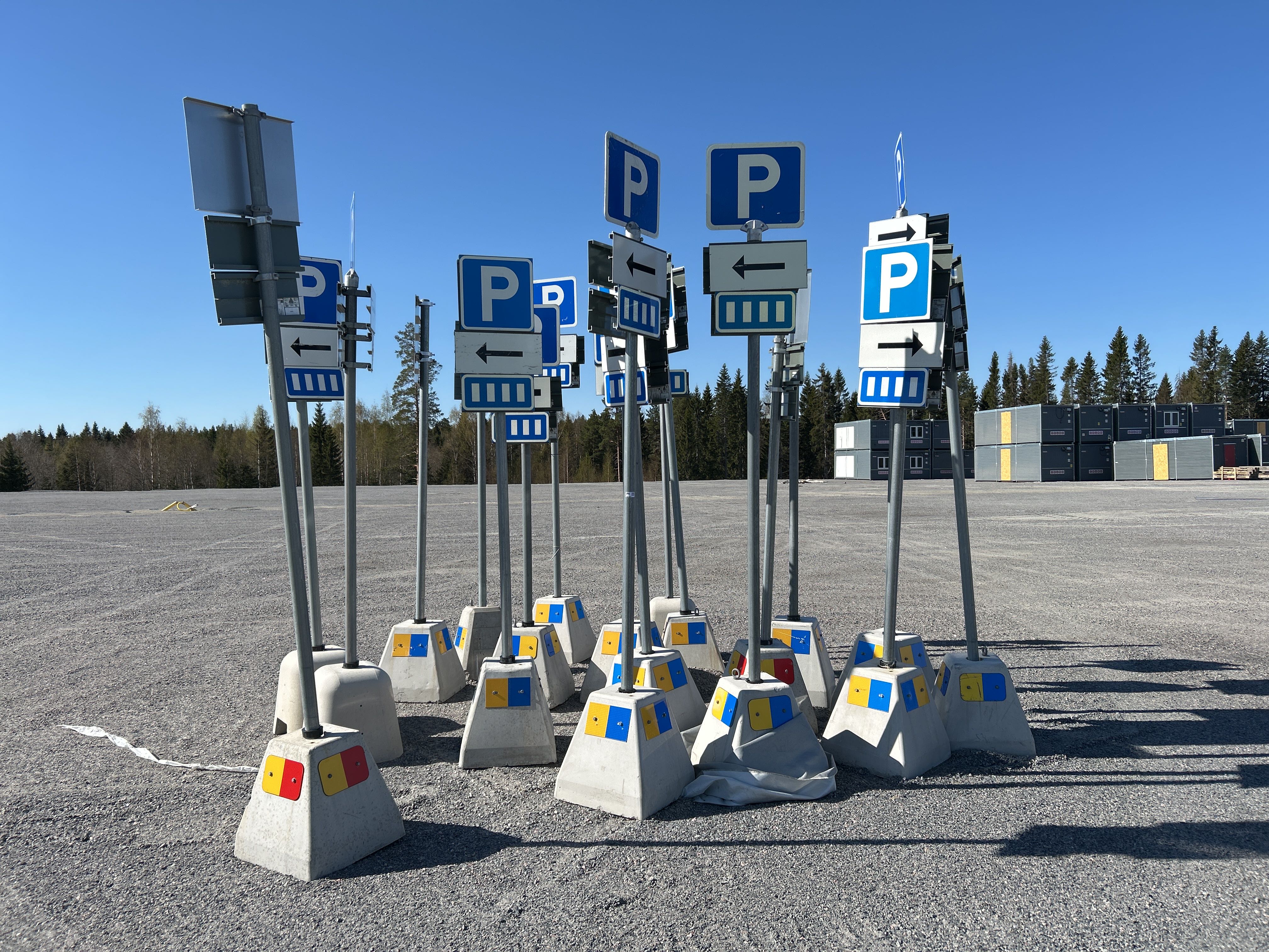 parkeringsskyltar-med-betongfundament-ca-19-st-auktioner-online