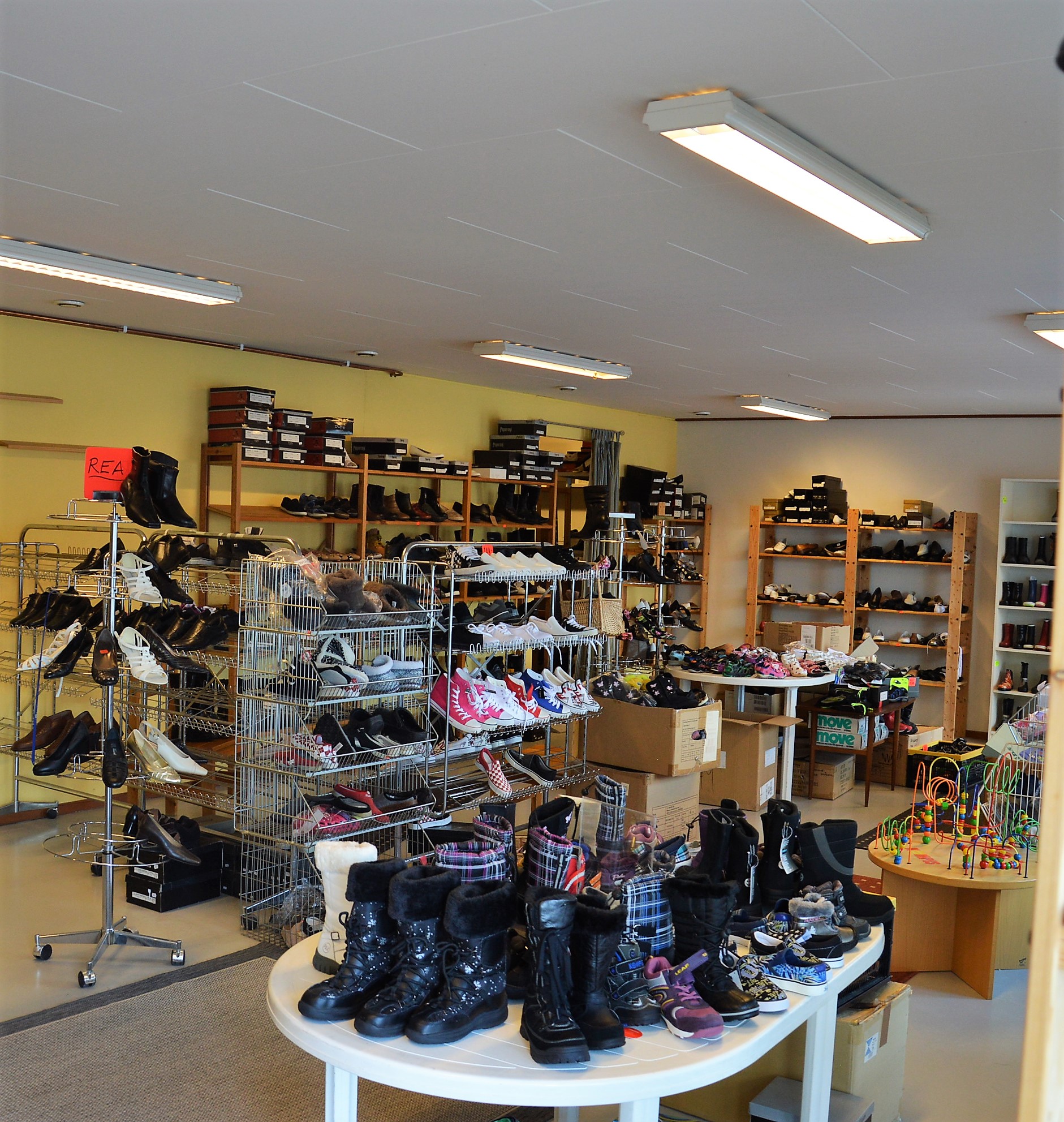 Hel skobutik varulager ca: 1250 par skor barn, dam & herr Hel skobutik varulager ca: 1250 par skor barn, dam & herr