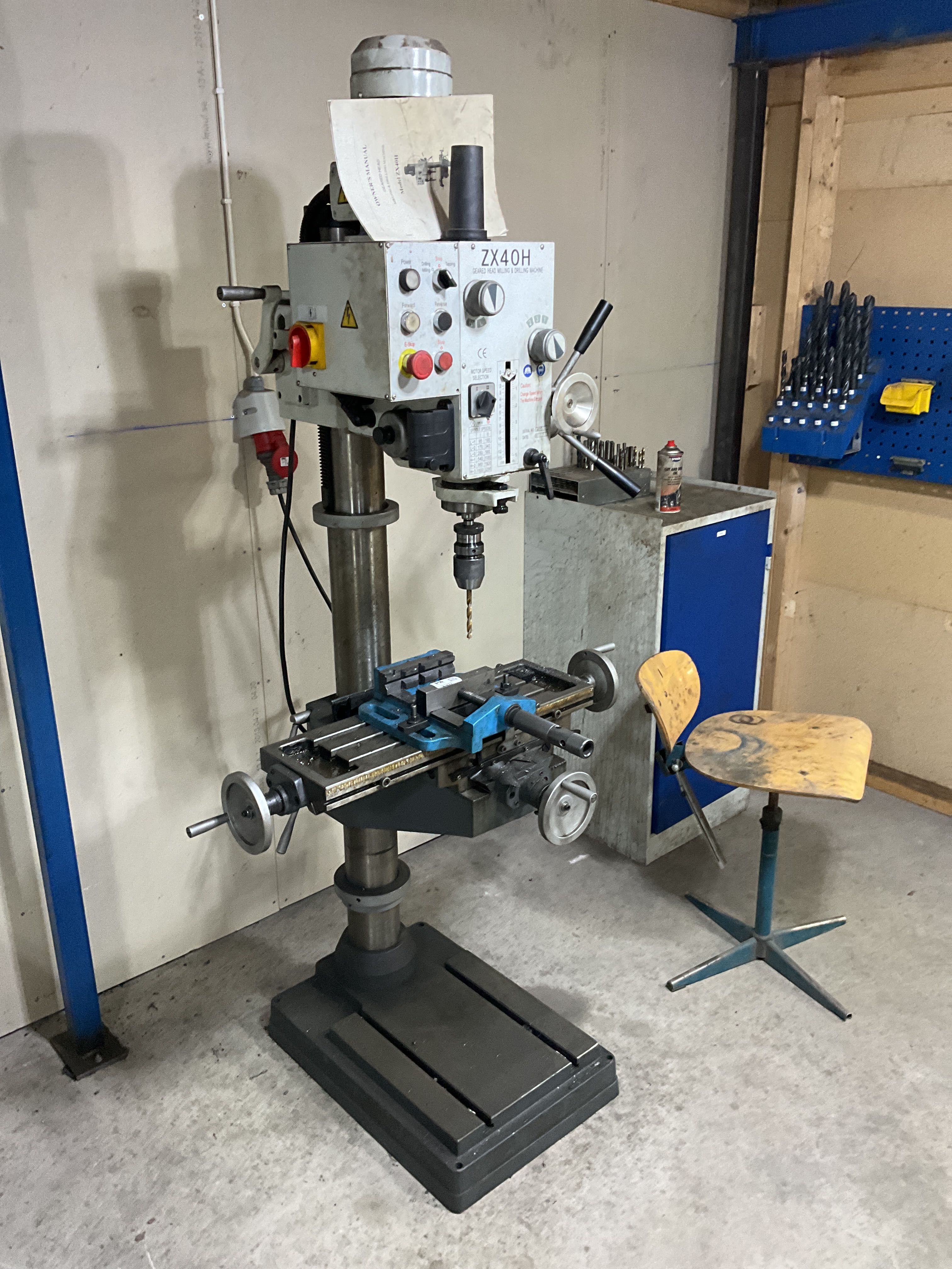 Pillar drill ZX 40H with accessories - PS Auction - We value the