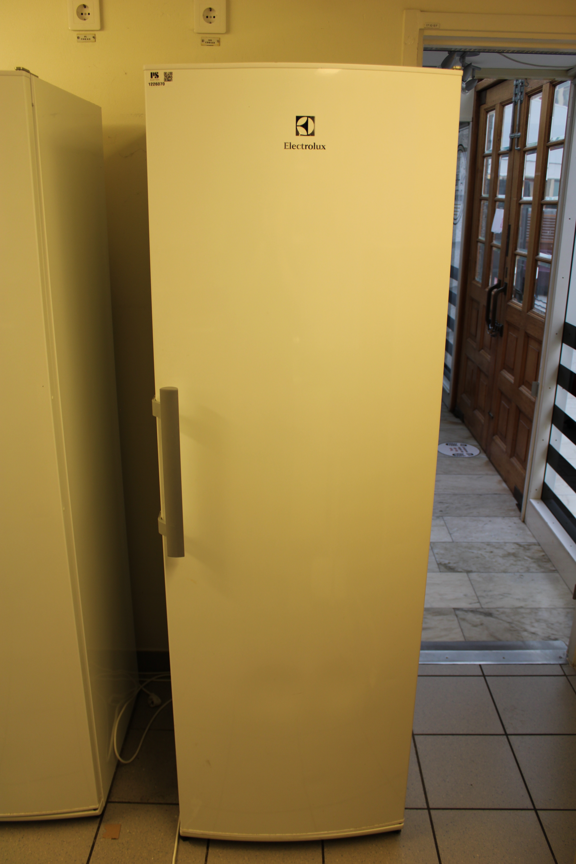 La Place Rf400 Fridge Electrolux RF400 - PS Auction - We value the future - Largest in ...