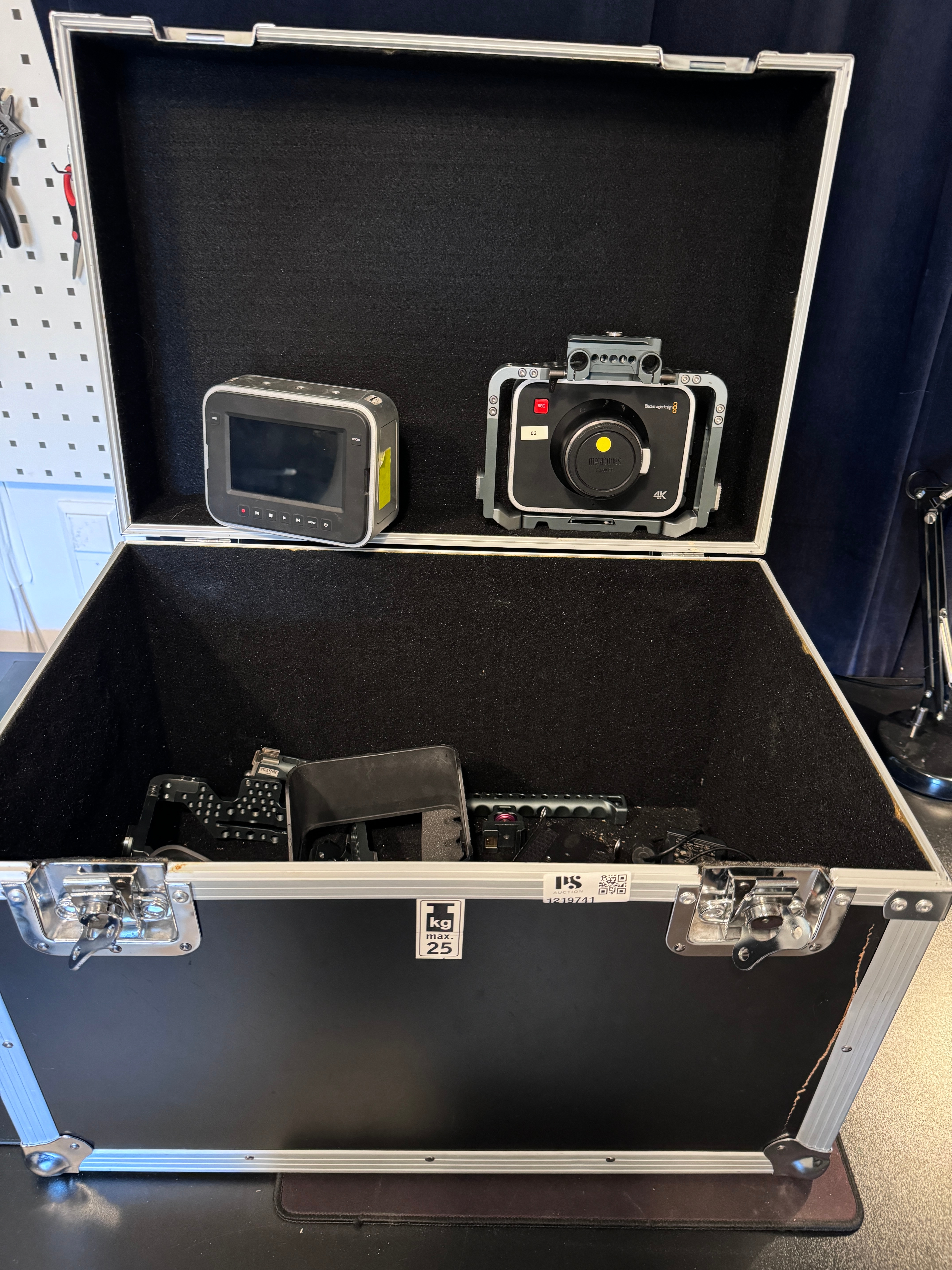 未使用 Blackmagic Production Camera 4KPL元箱付 Blackmagic Production Camera 4K, 2 pcs with various accessories
