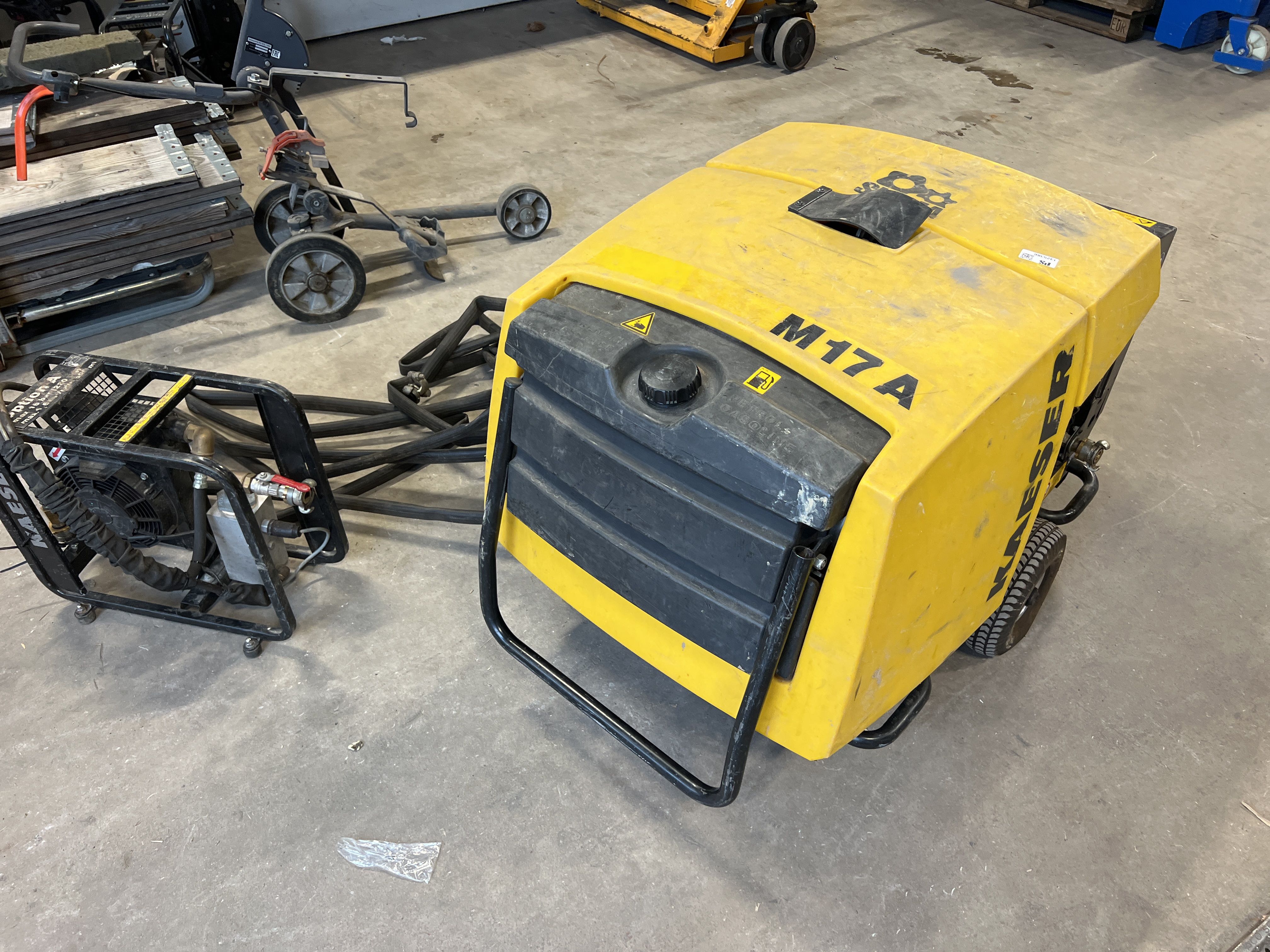 Compressor for fiber blowing - Kaeser Mobilair M17A - PS Auction