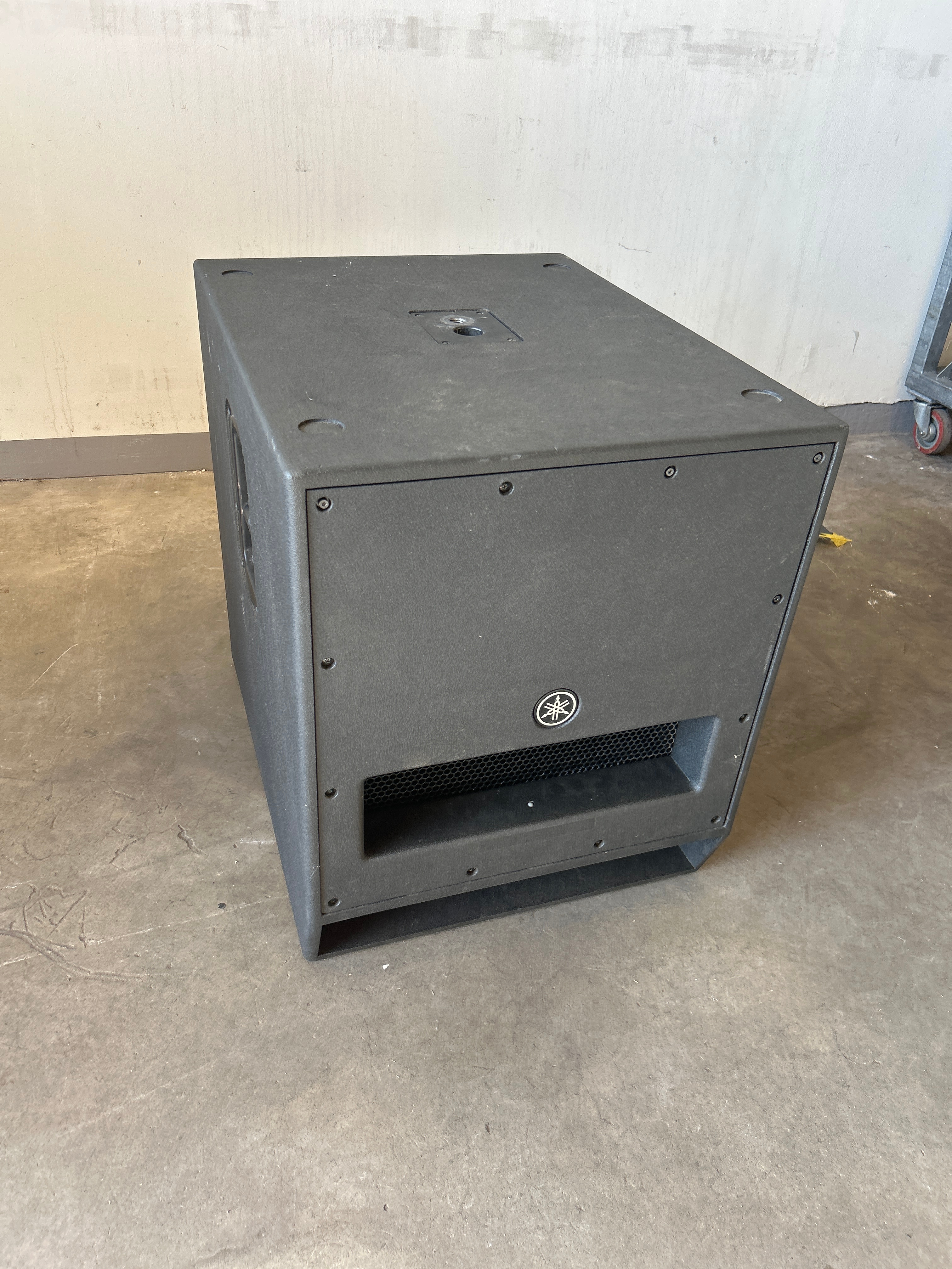 Subwoofer med fodral - Yamaha DXS18 (Reparationsobjekt) - Auktioner ...