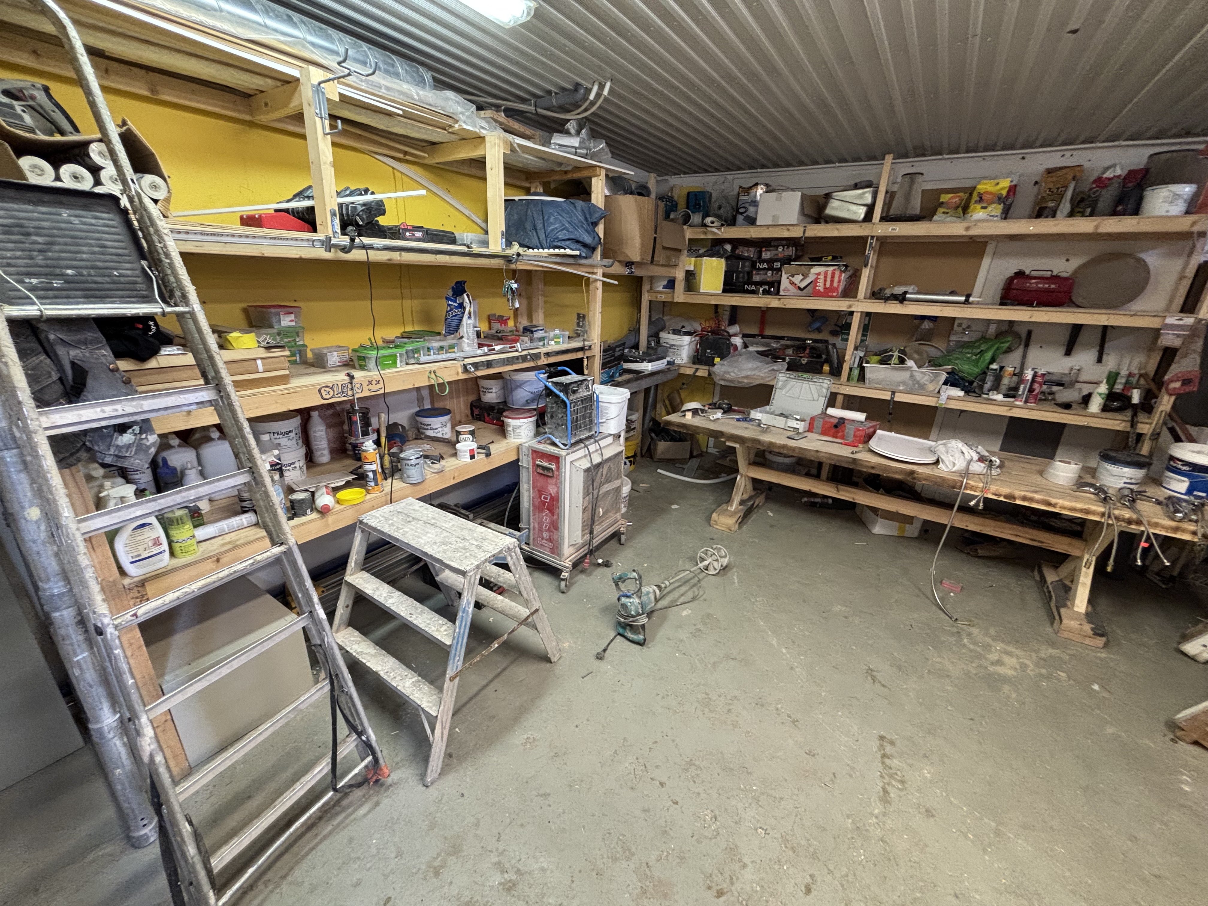 Everything in the room - Various tools and building supplies | PS Auction