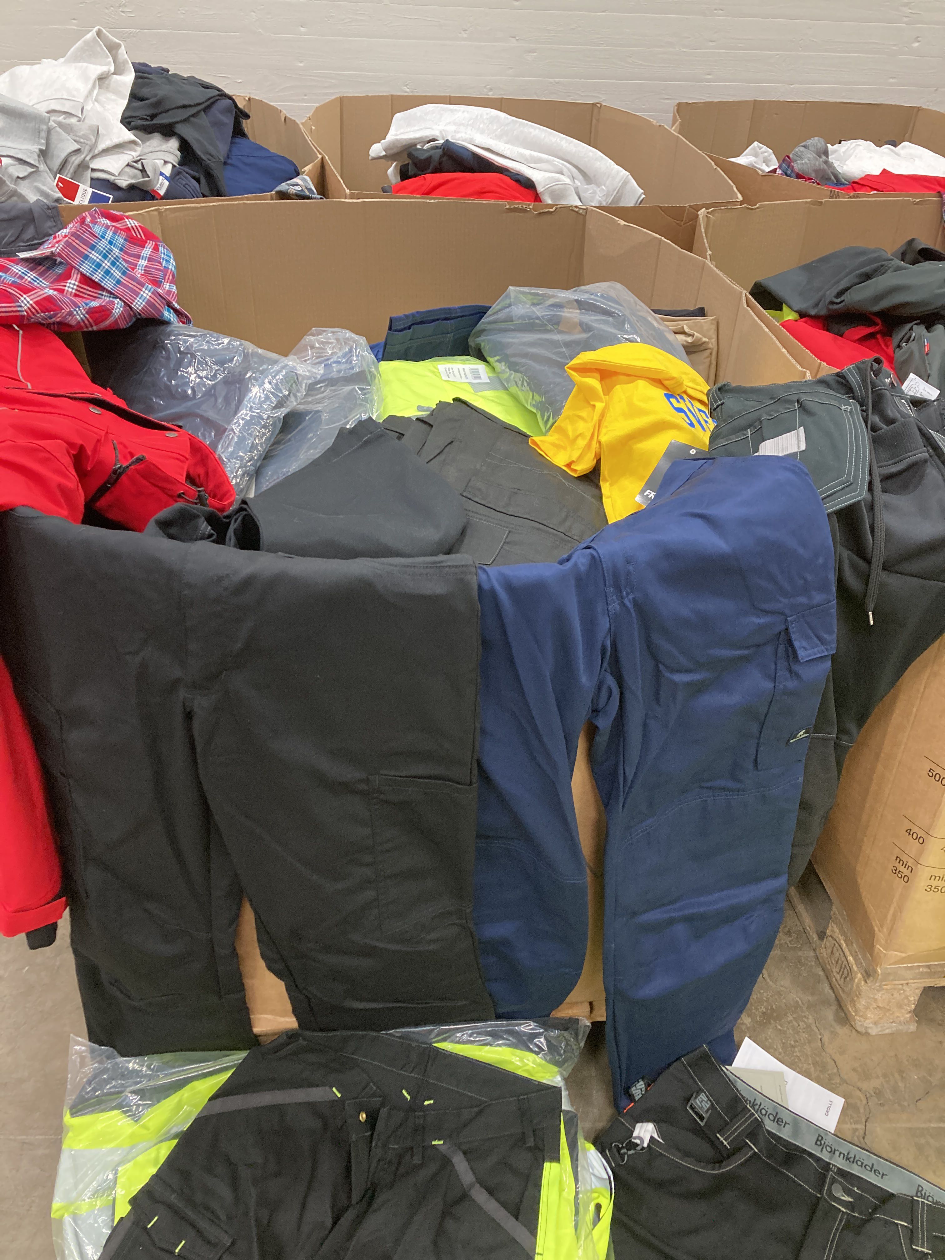Lot with work clothes Bear clothes 