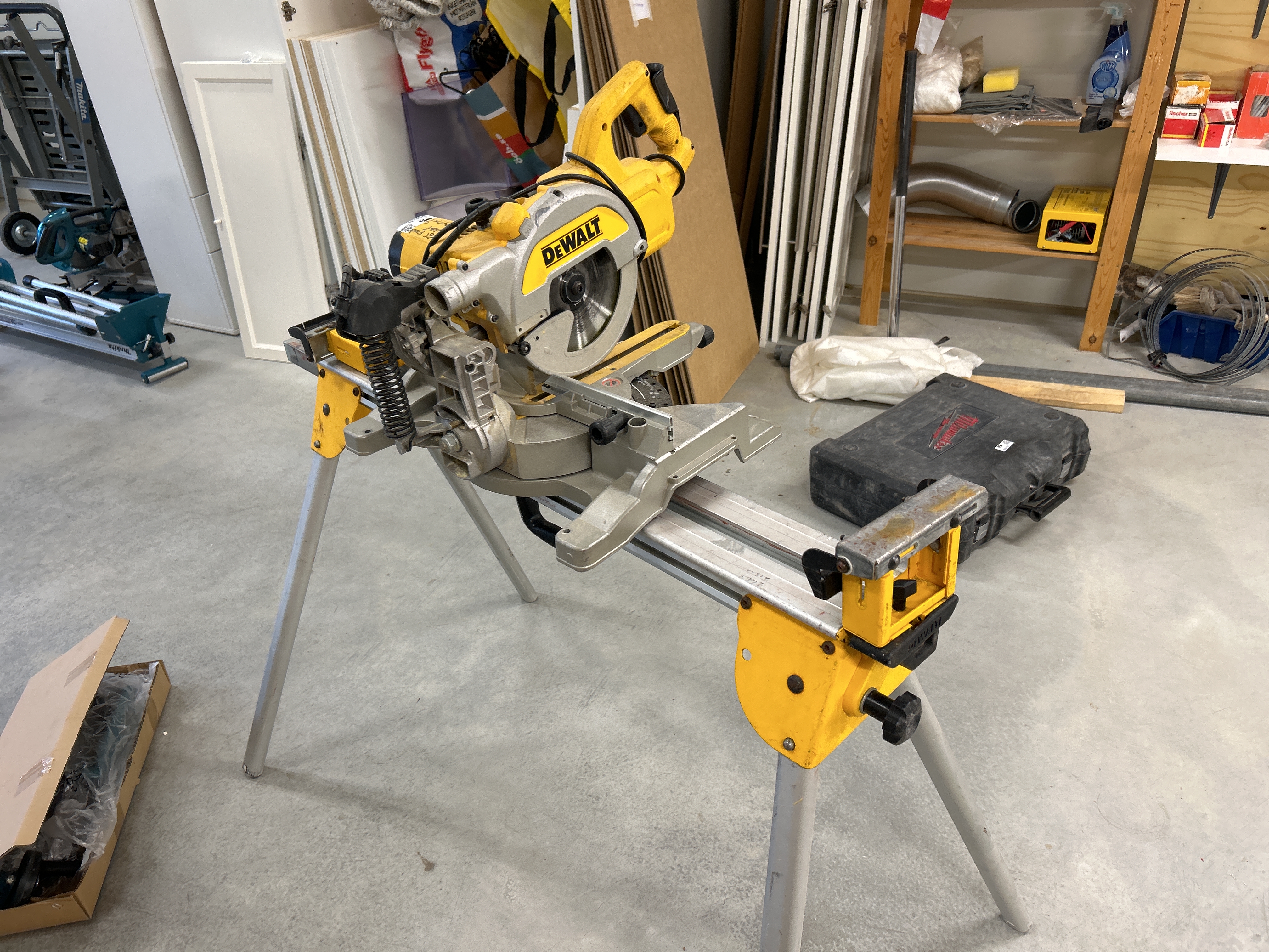 Dewalt cut and miter saw with stand - PS Auction - We value the future ...