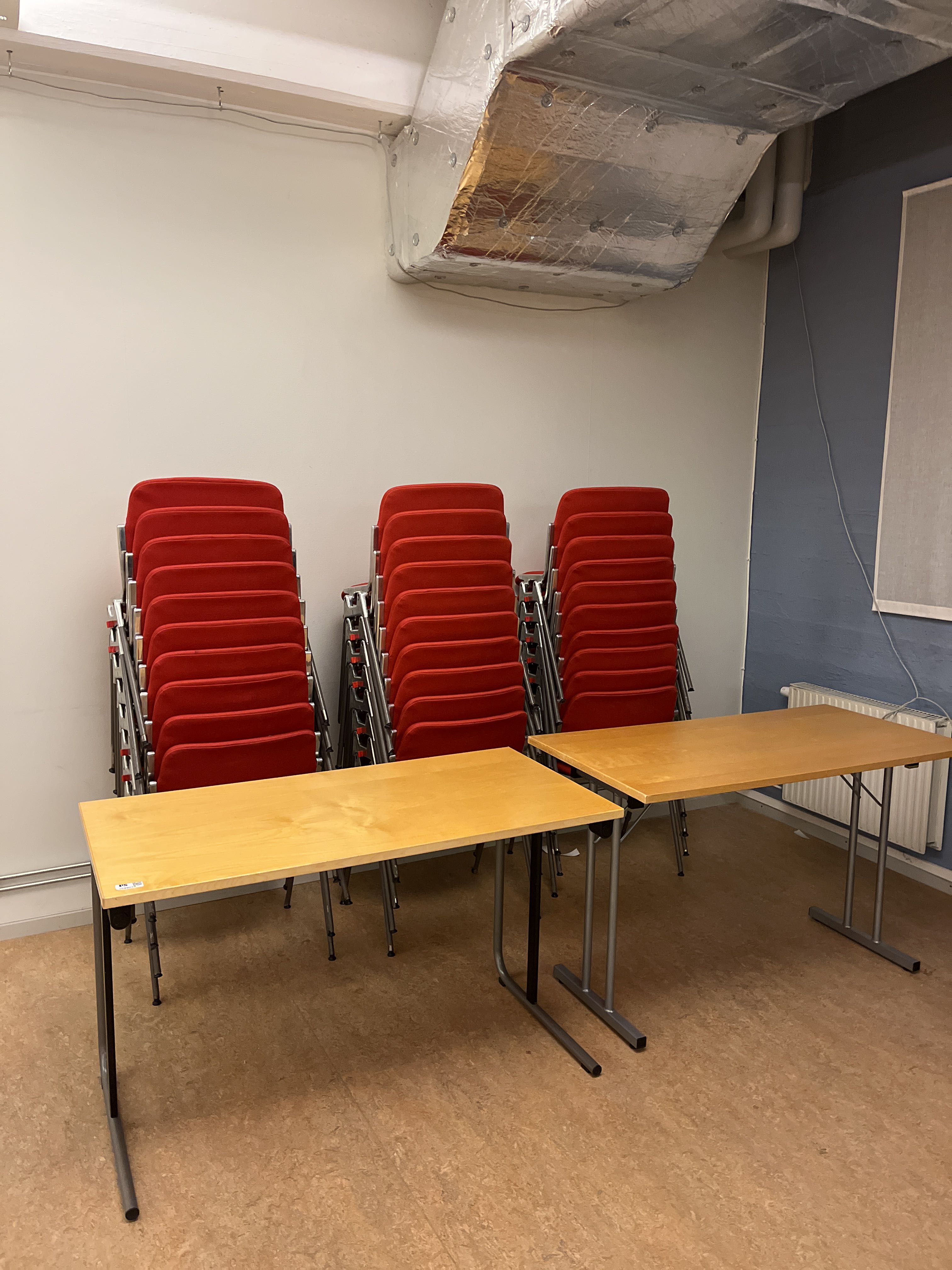 Röda staplingsbara stolar, ca 30st, 2st trä bord - Auktioner online ...