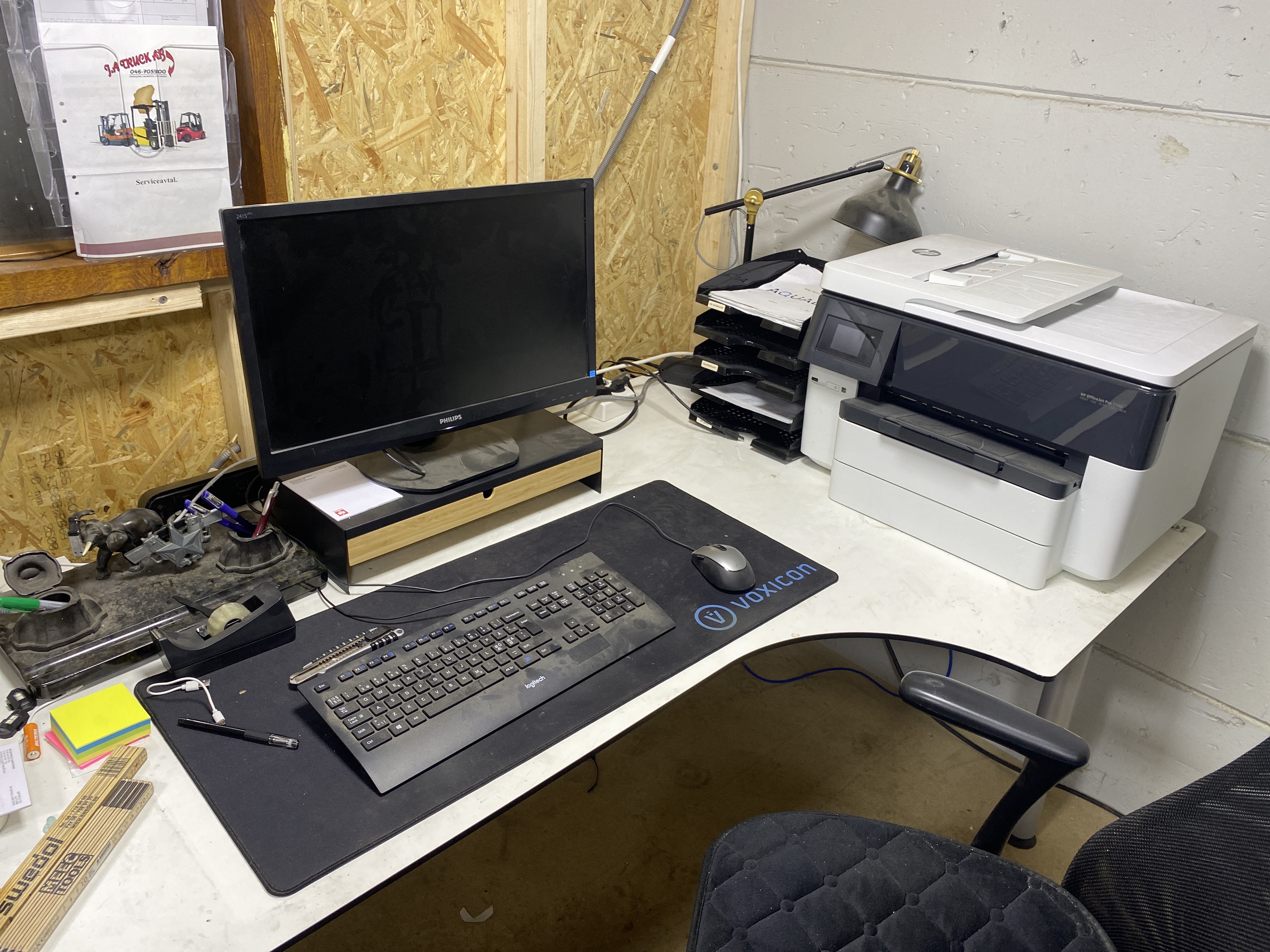2 desks, computer screen, printer and more - PS Auction - We value the ...