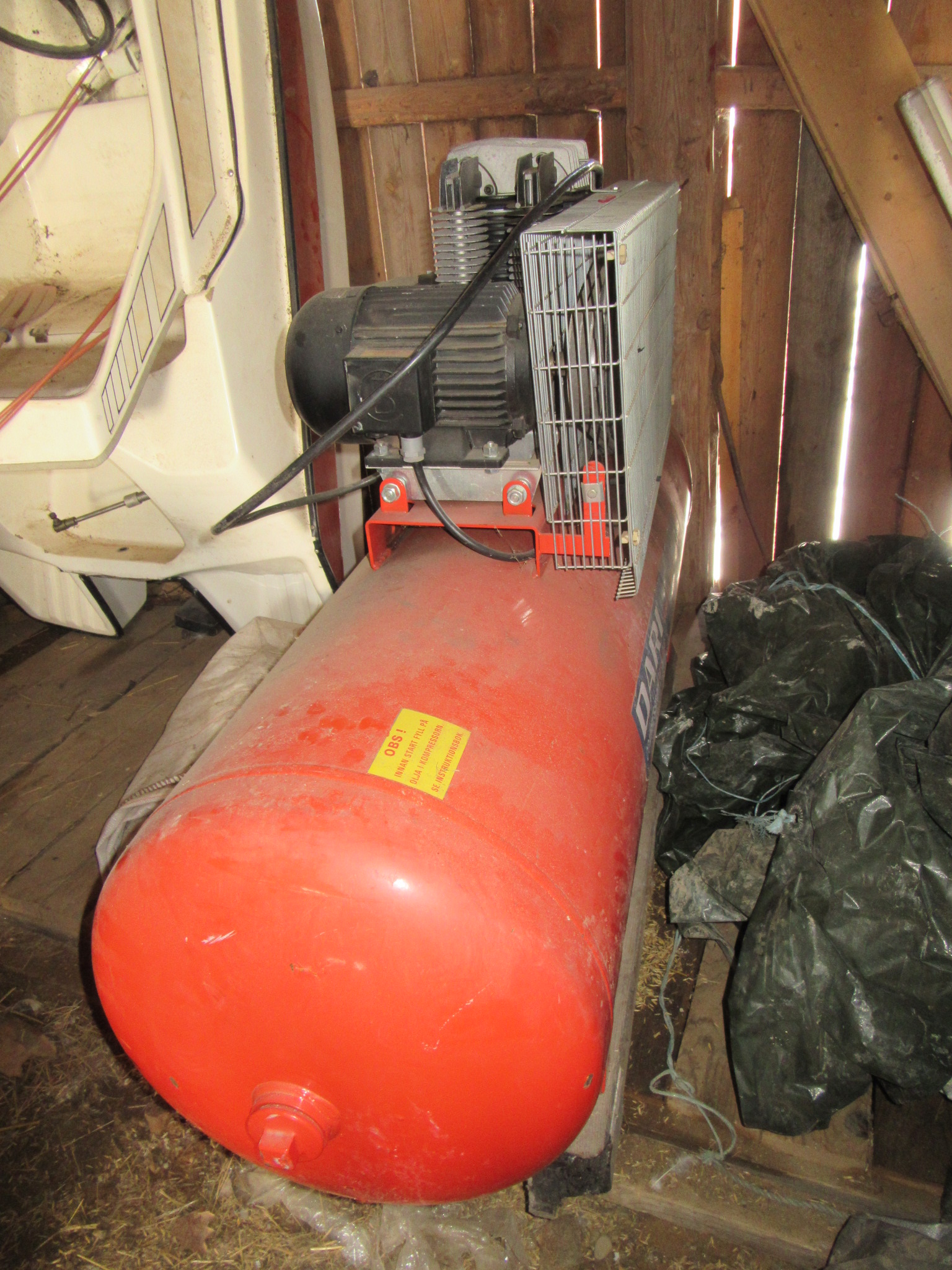 Compressor - DARI 5.5 hp, 300 liters - PS Auction - We value