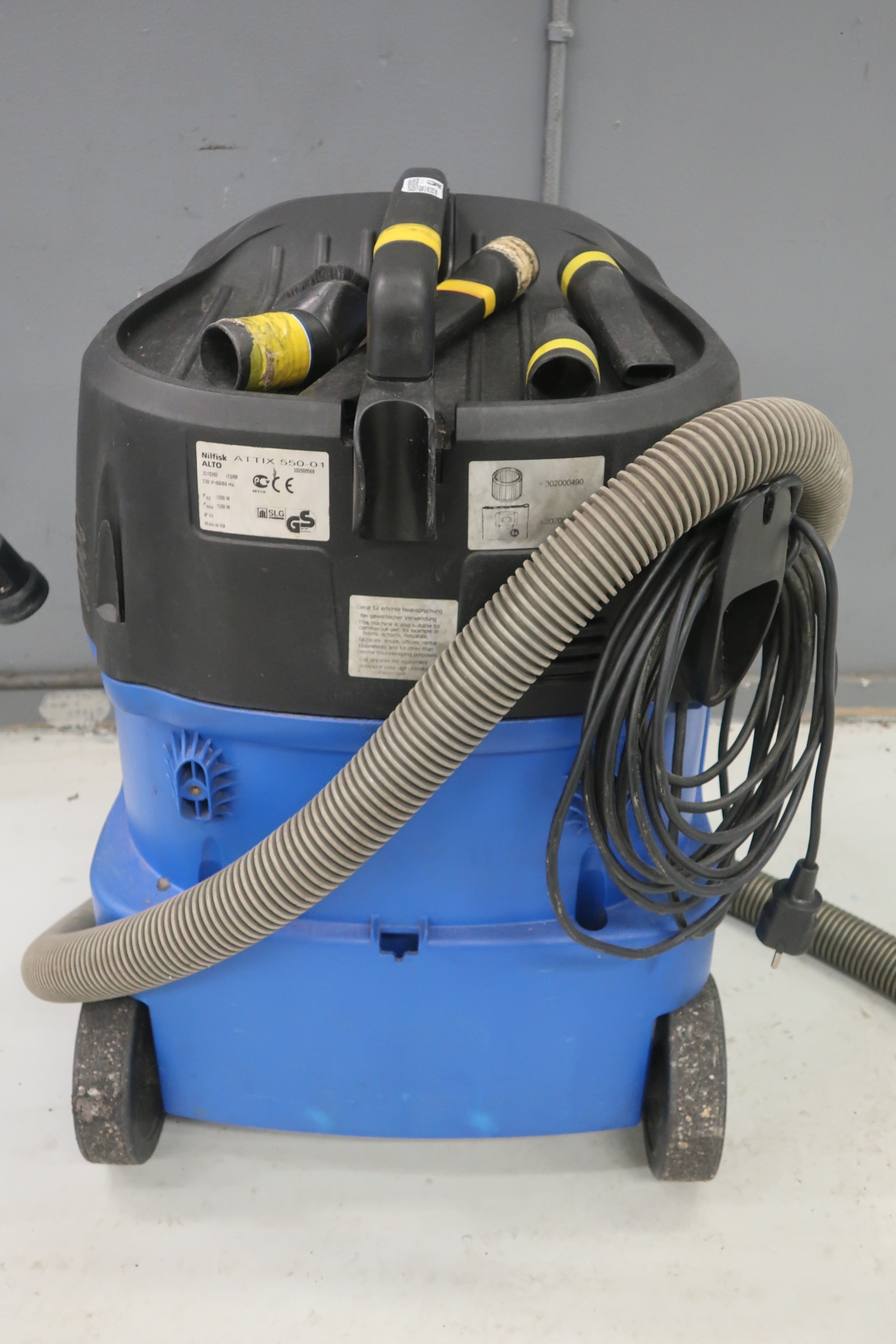 Rough vacuum cleaner, Nilfisk Alto Attix 550-01 - PS Auction - We