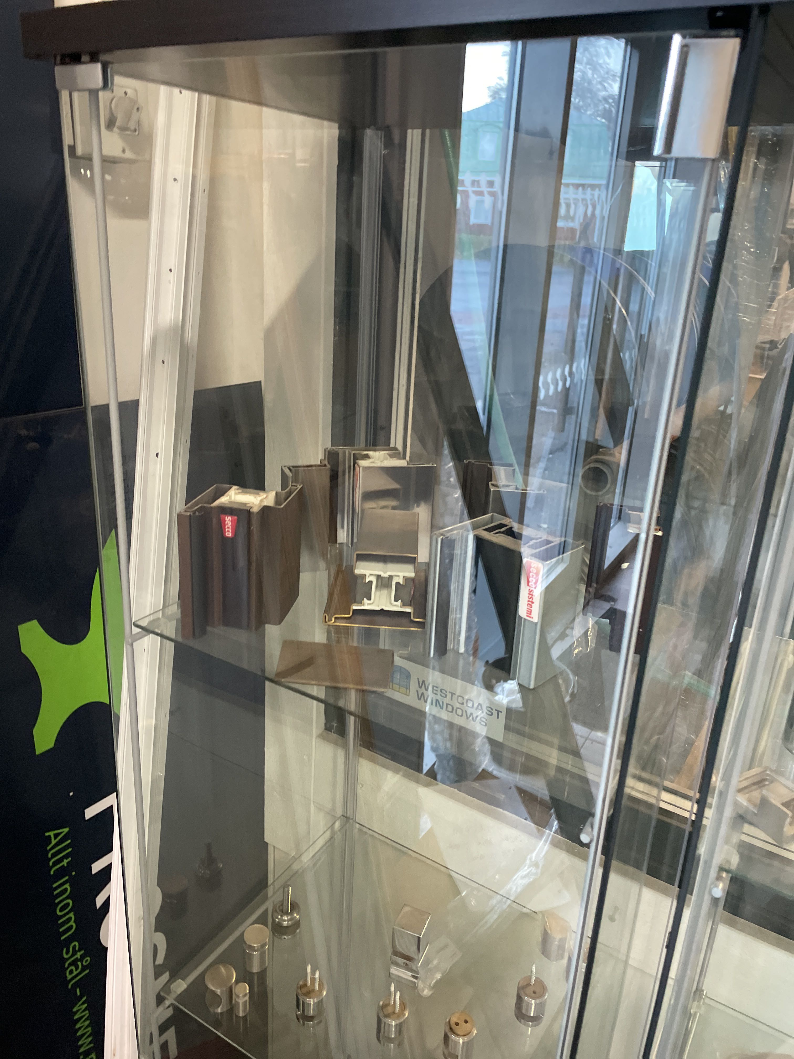Display cabinet, 3 pieces and magazine rack - PS Auction - We value the ...