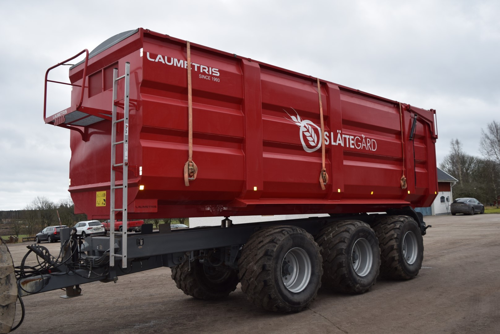 3axle tractor trailer with rear tipping point (30 tonnes) Laumetris