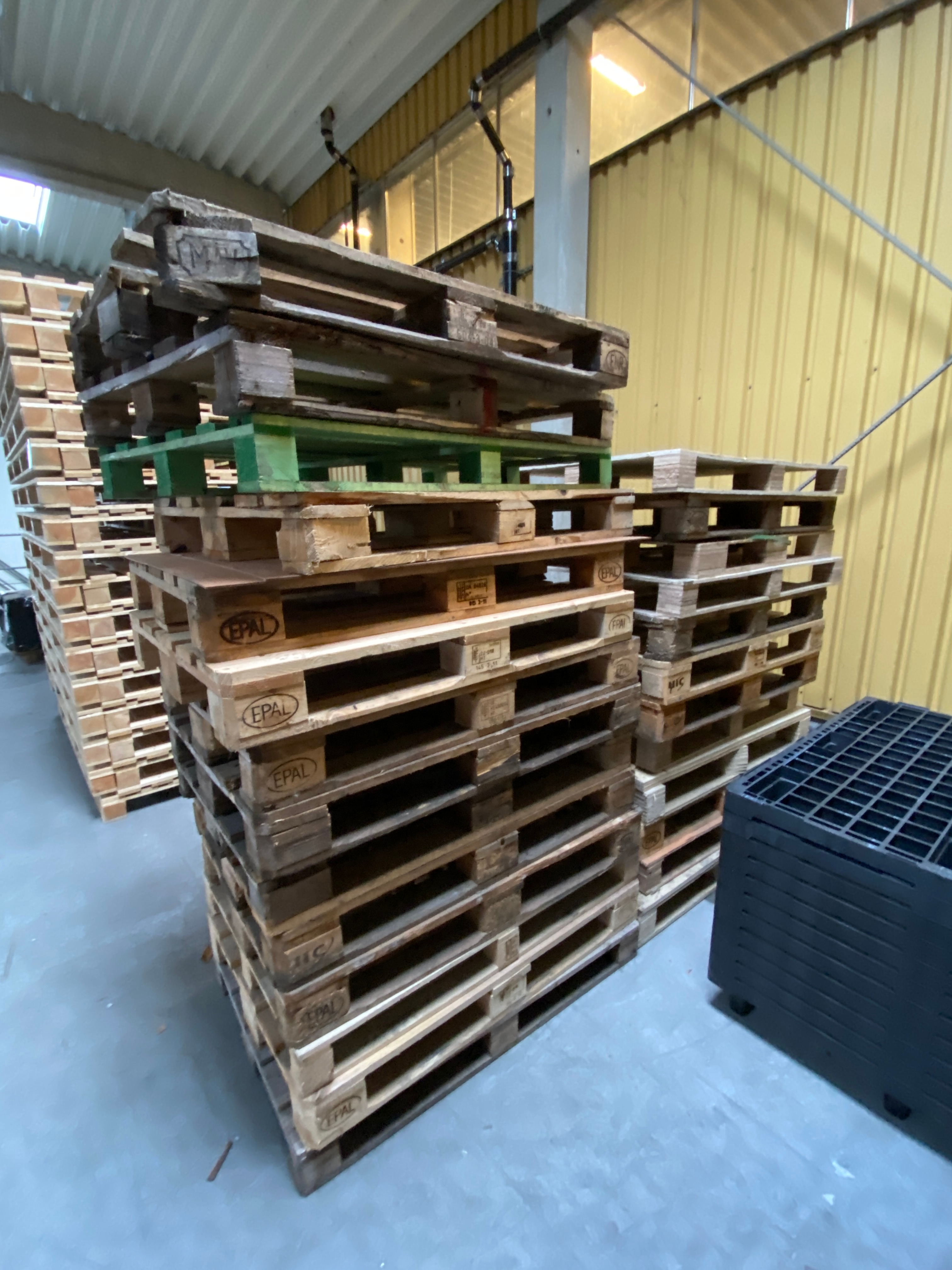 Pallet lot – Mixed wooden and plastic pallets, approx. 110 pcs. - PS ...