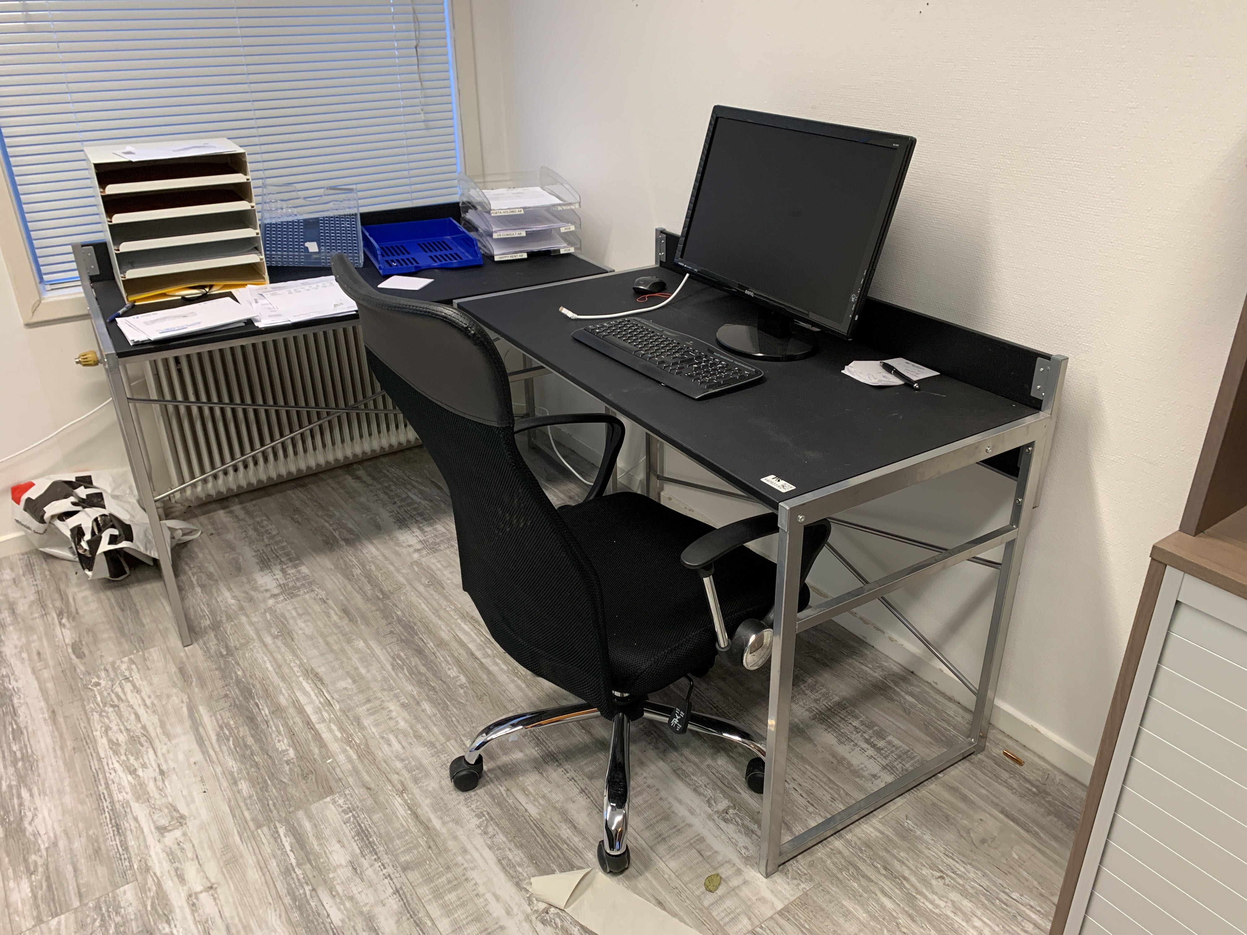 Desk, office chair and computer monitor PS Auction We value the