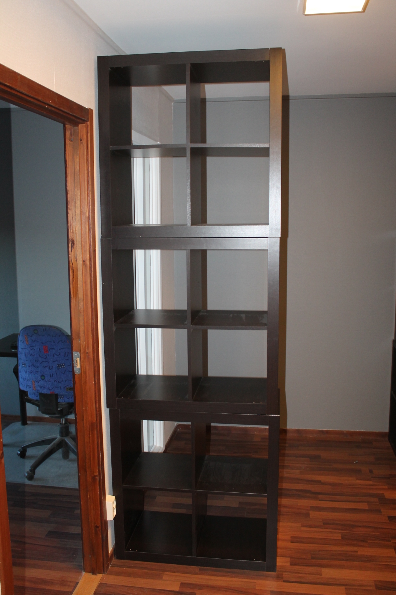 Office furniture / Shelves, desks, etc. PS Auction We value the
