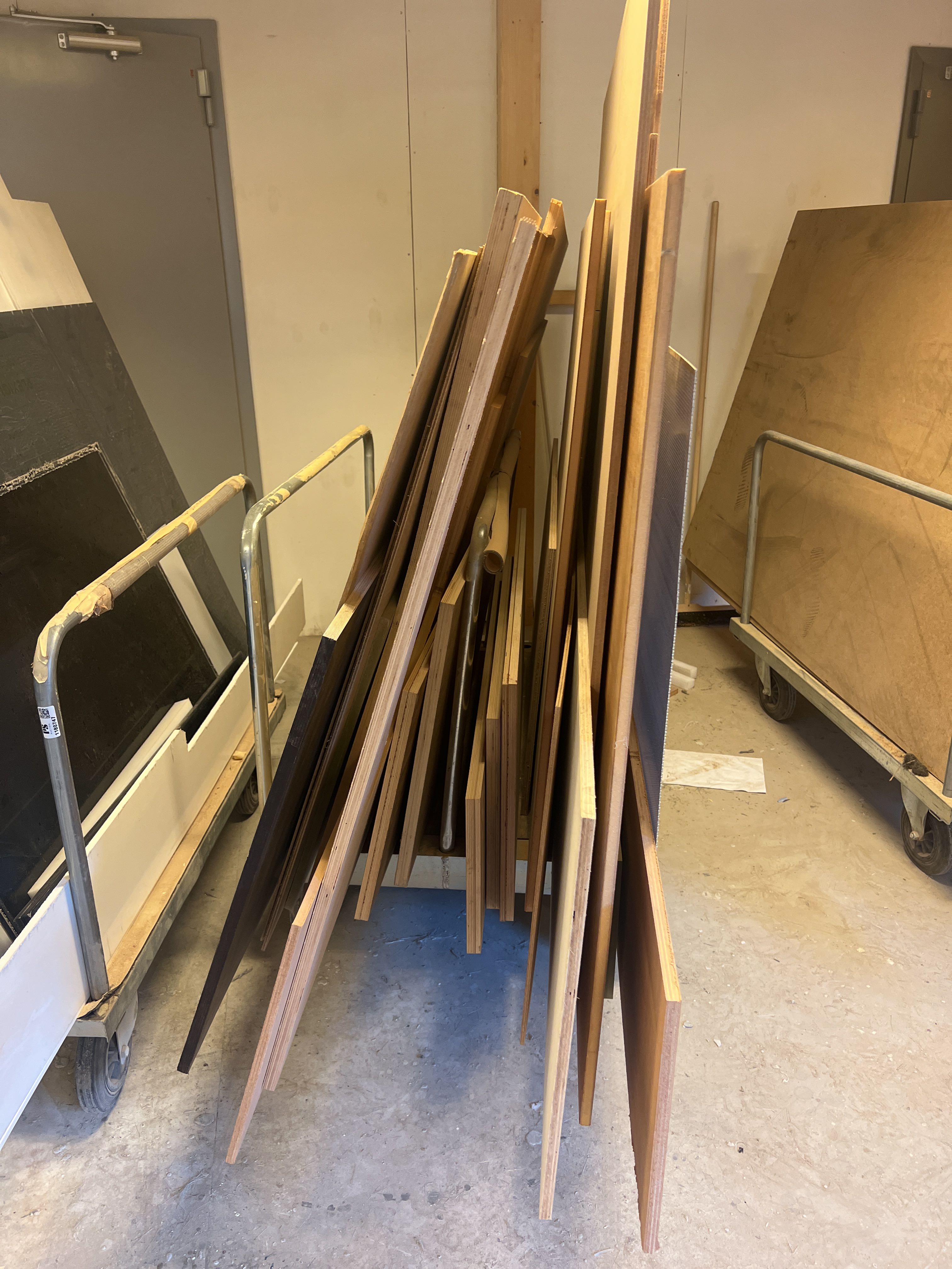 Record carts with various records - PS Auction - We value the future ...