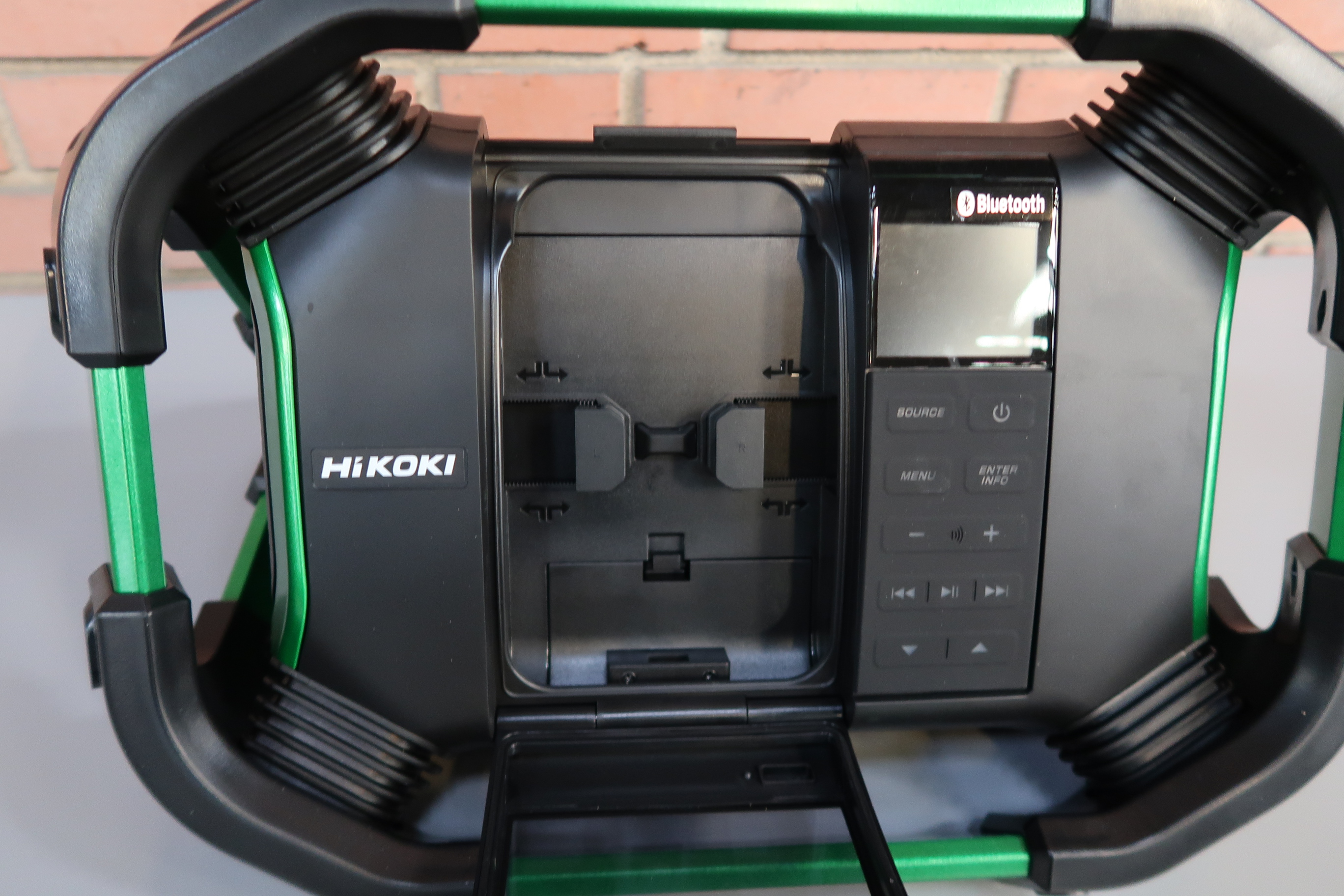 Construction radio HiKOKI UR18DSDL with Bluetooth - PS Auction