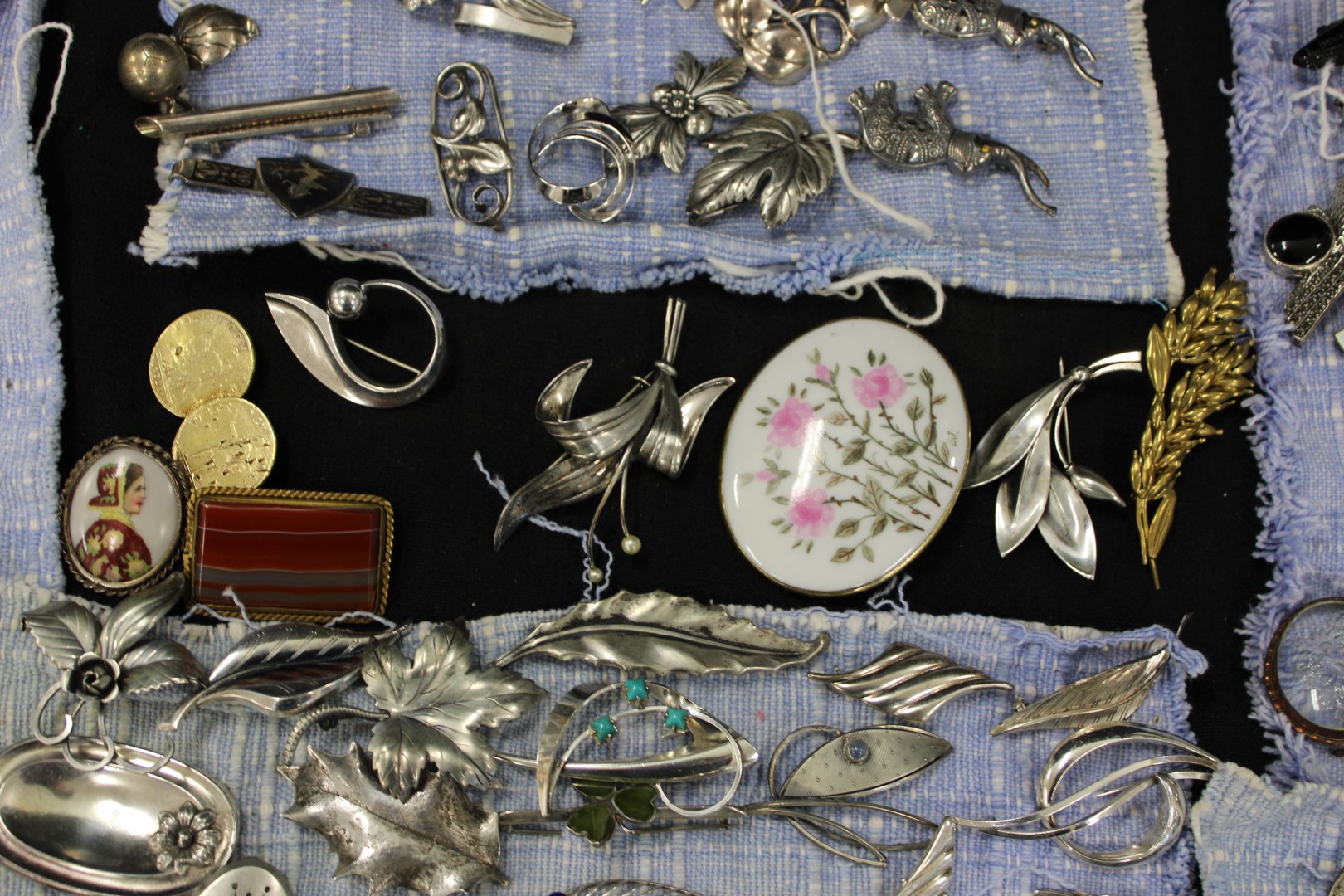 Brooch Hunter representation Pav Vol Silver to jacket and logs /'SP 19