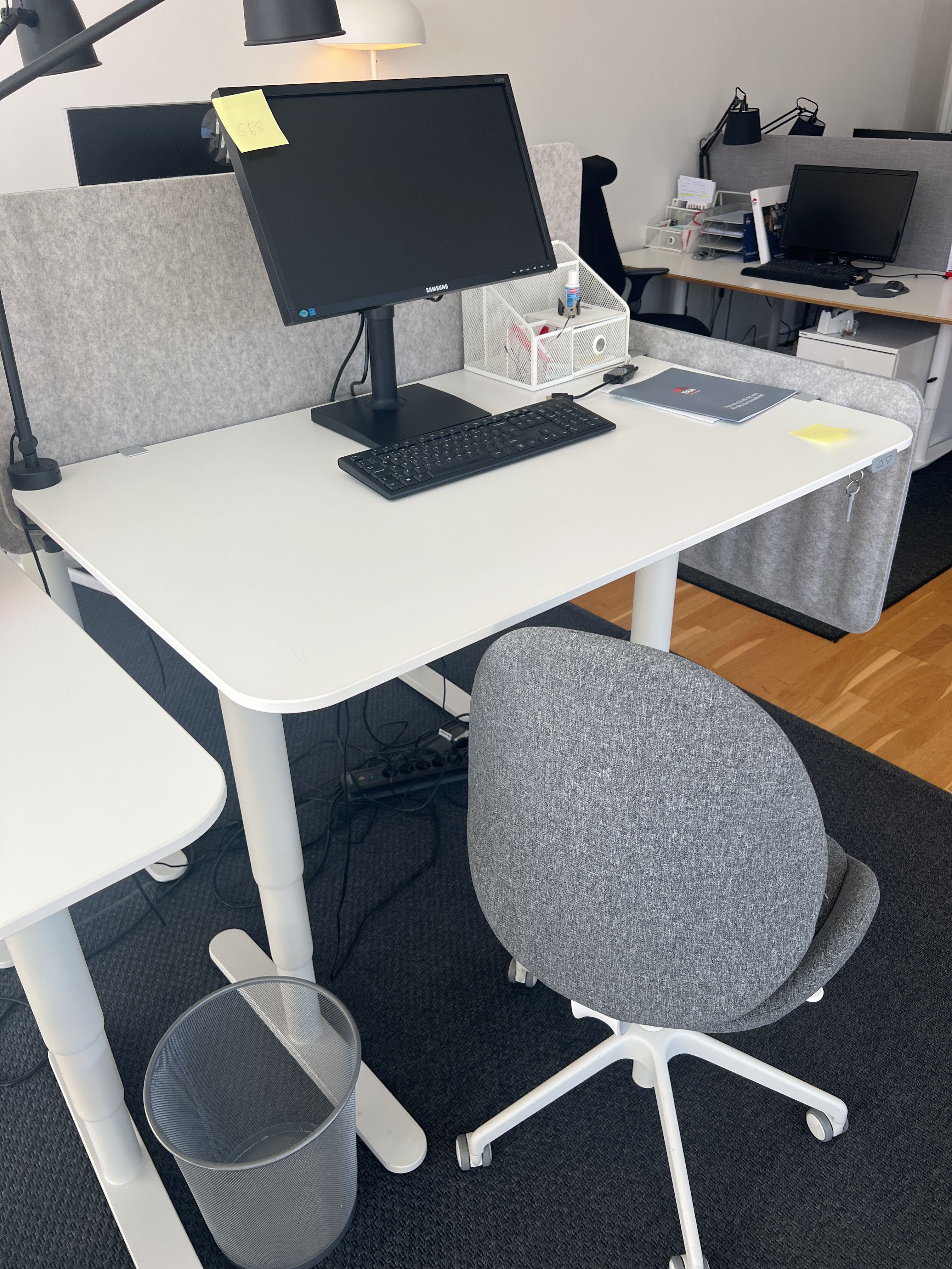 Office workstations 2 desks that can be raised and lowered PS Auction