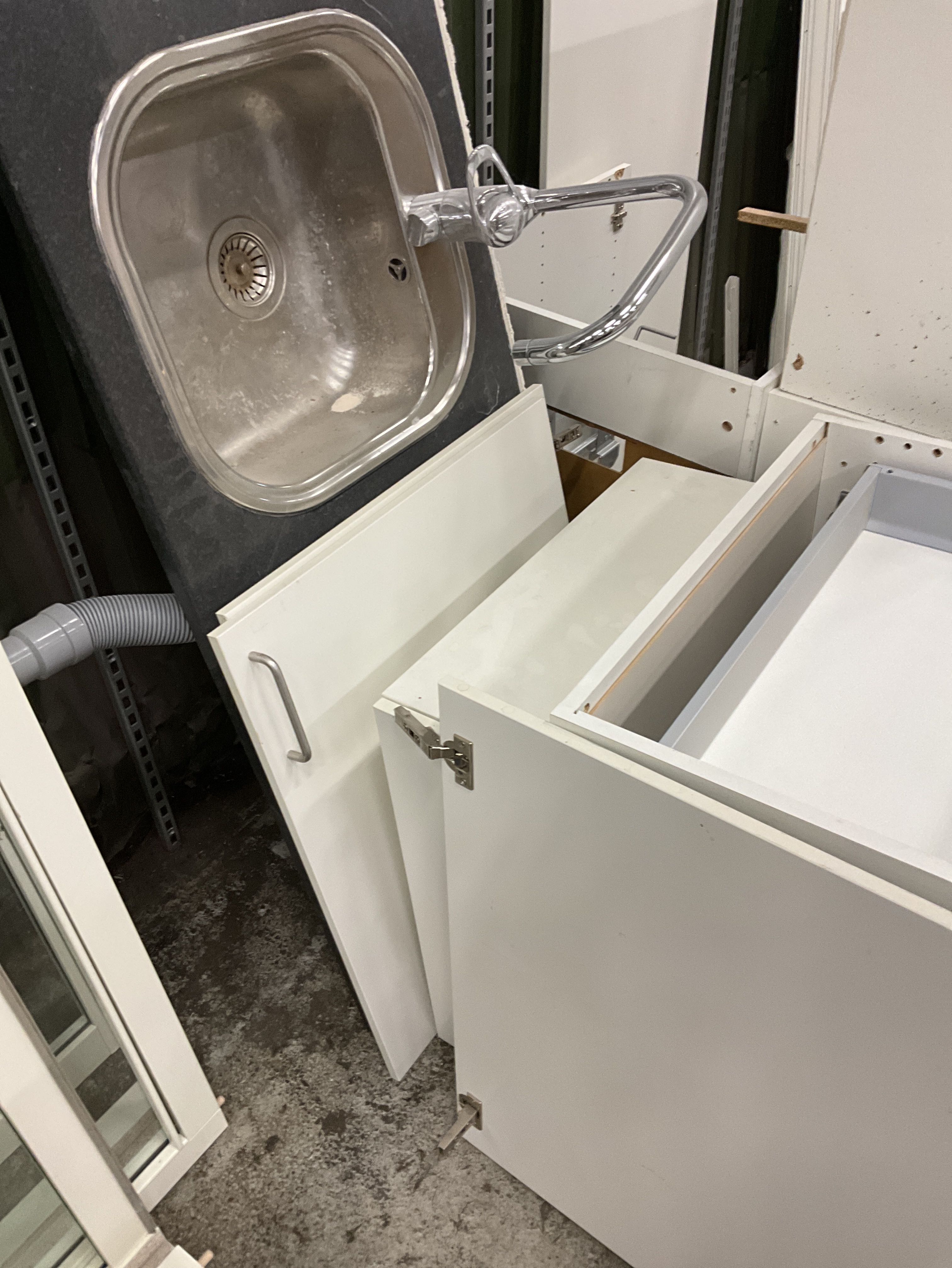 Kitchen cabinet with bench and hob - PS Auction - We value the future ...