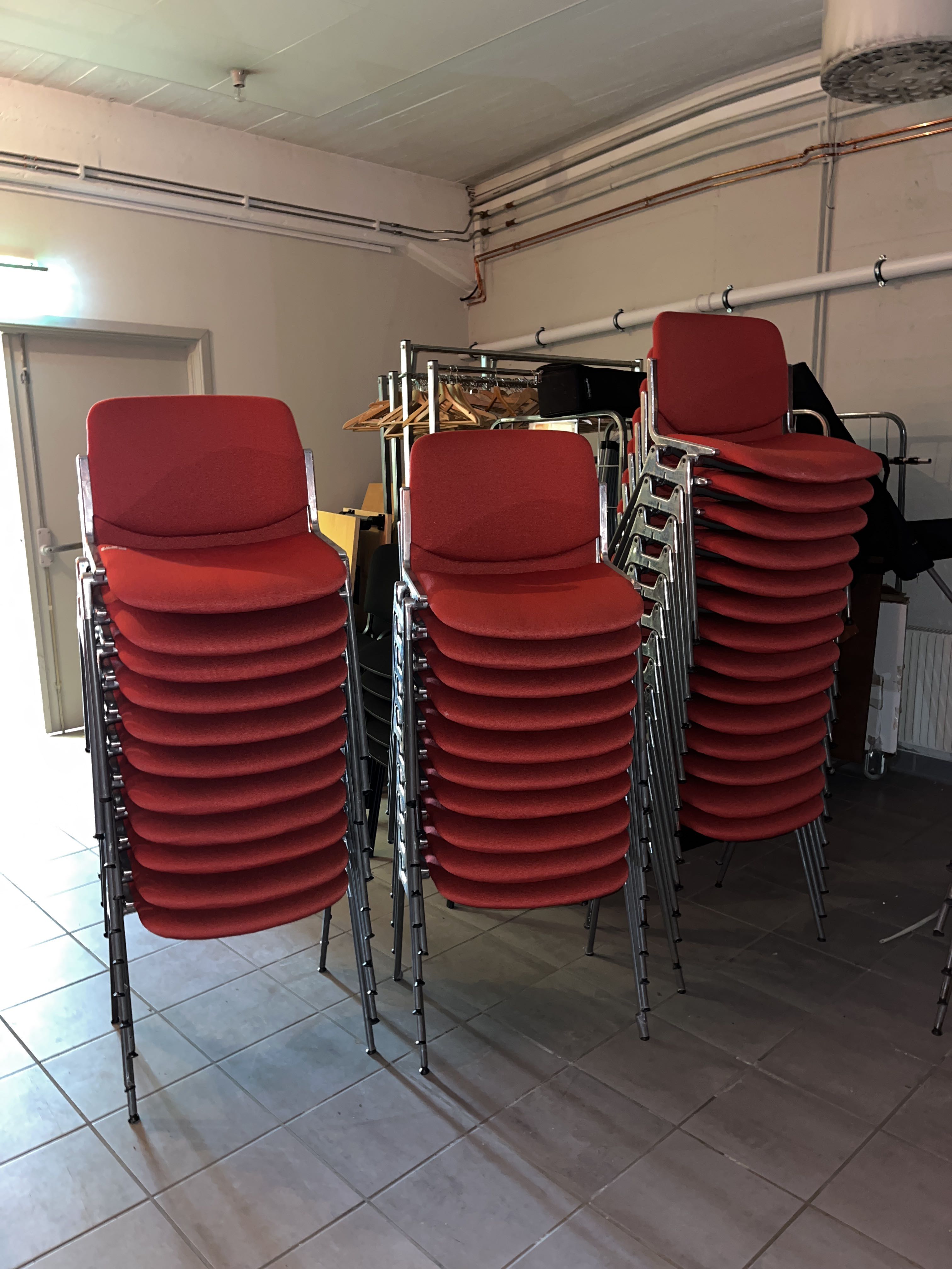 Röda staplingsbara stolar, ca 35st - Auktioner online - Nätauktioner ...