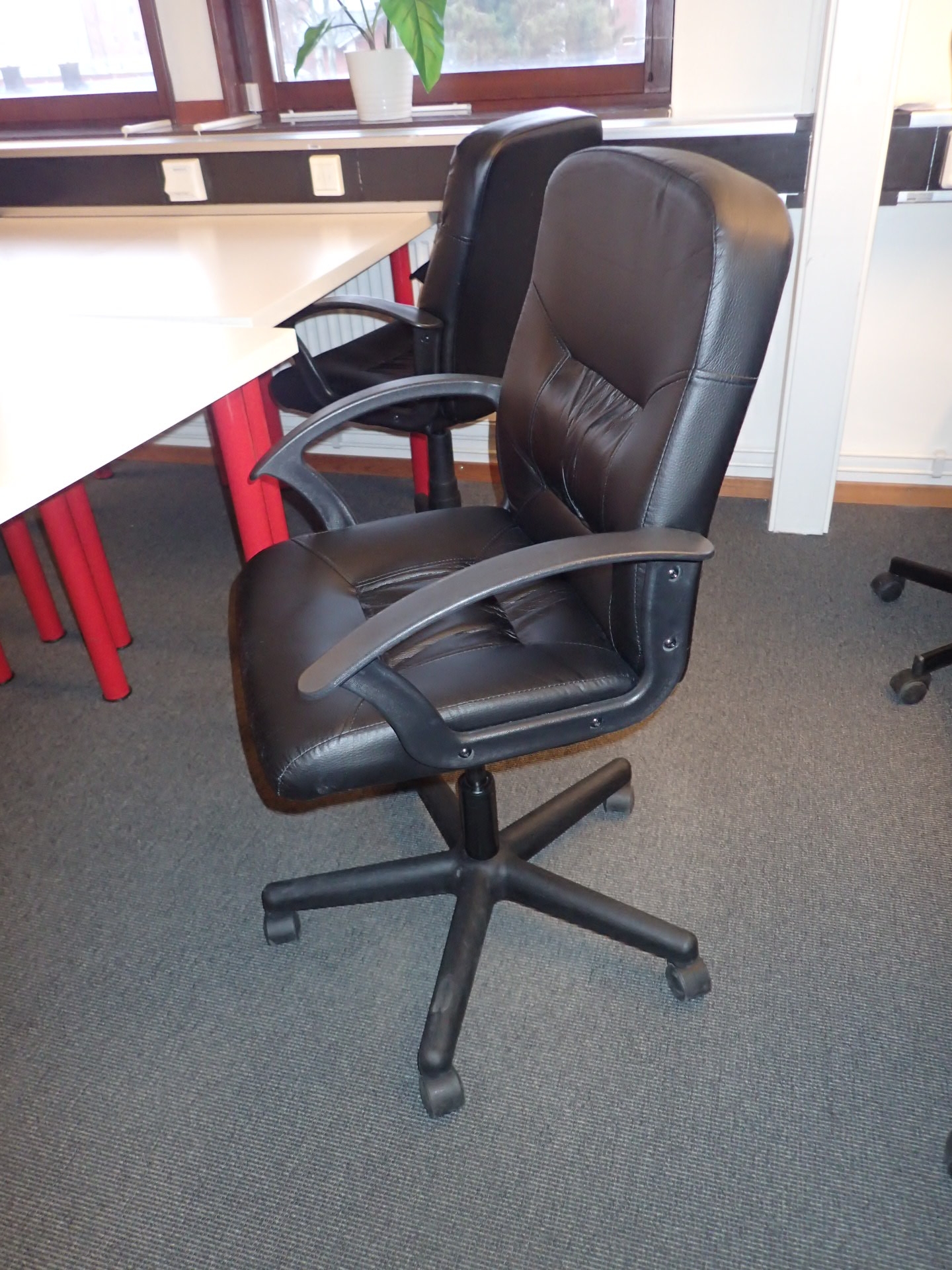 4desk desk with lowback desk chairs PS Auction We value the