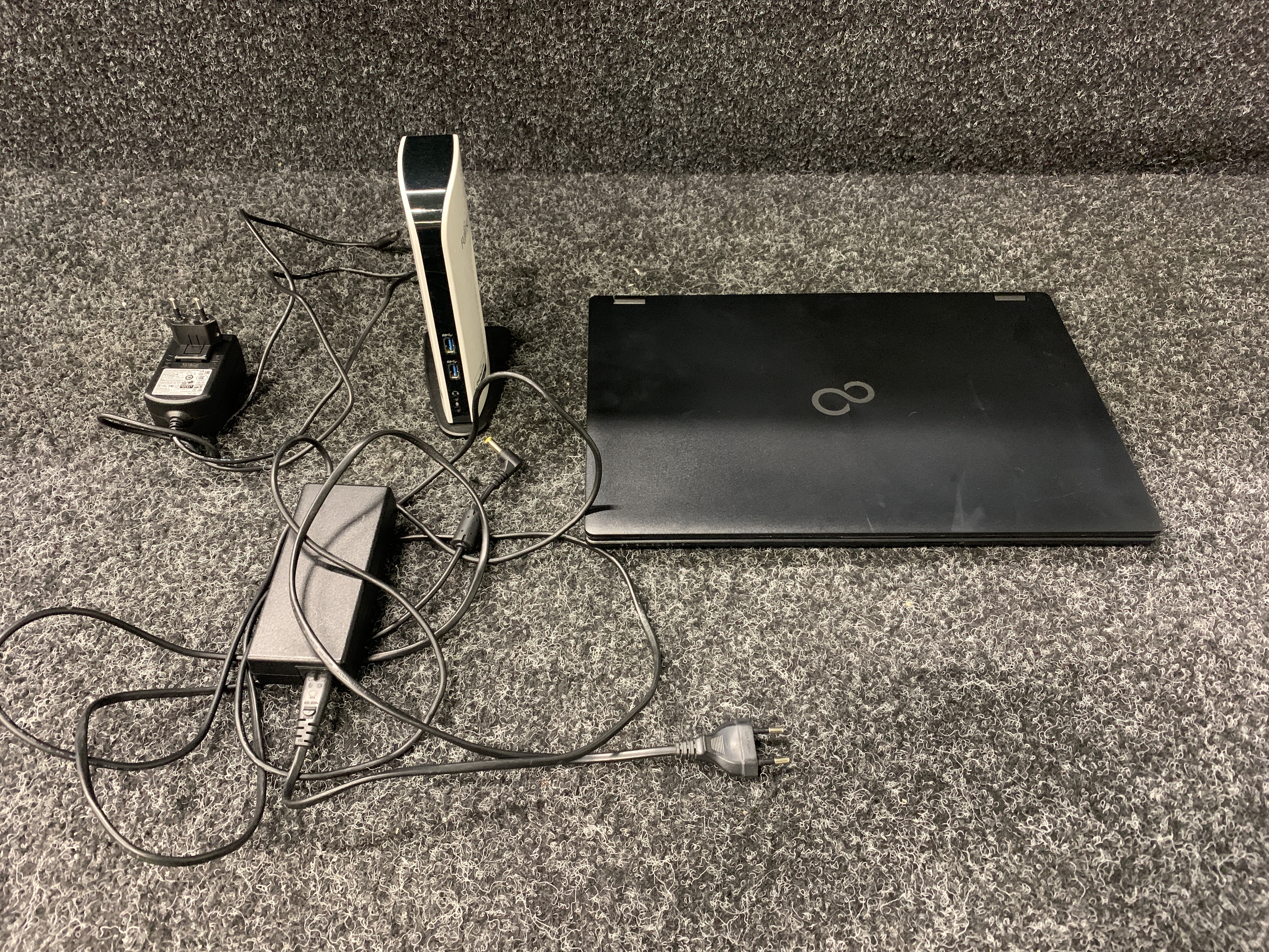 Laptop Fujitsu Lifebook E Series E5511 with dock Fujitsu - PS