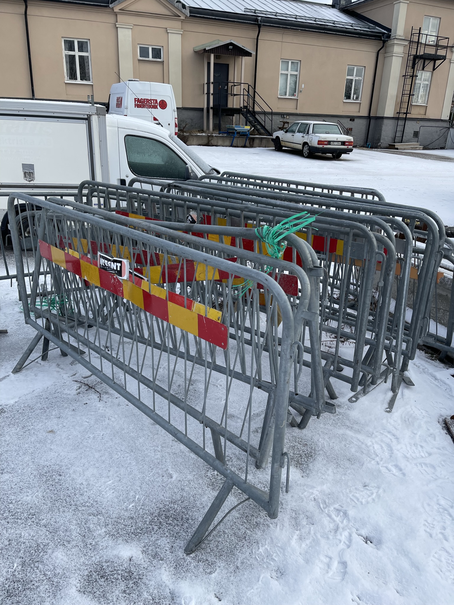 27 riot fences in mixed condition. - PS Auction - We value the future ...