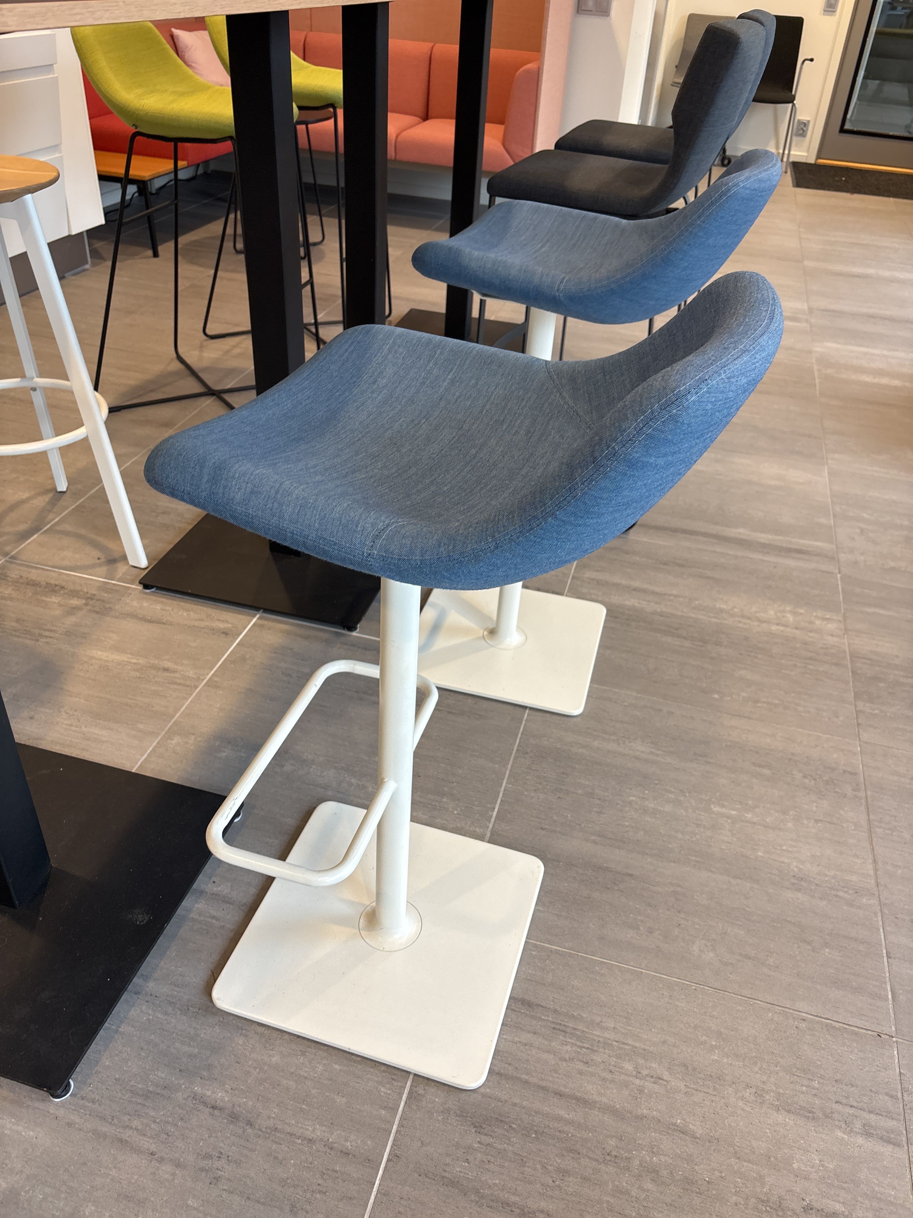 Noti Table Bar table with 4 stools, Noti - PS Auction - We value the future ...