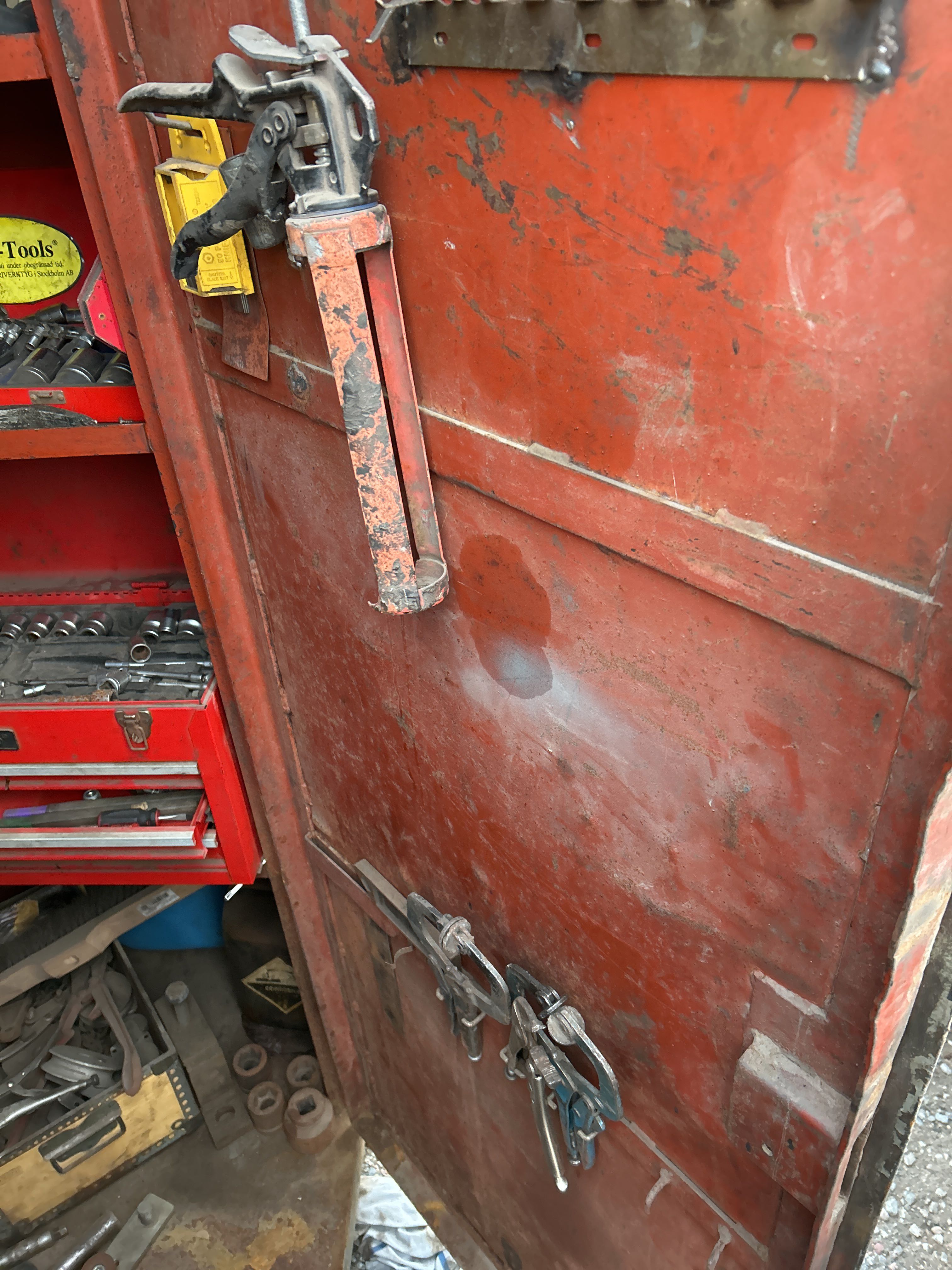 Tool container with contents - PS Auction - We value the future ...