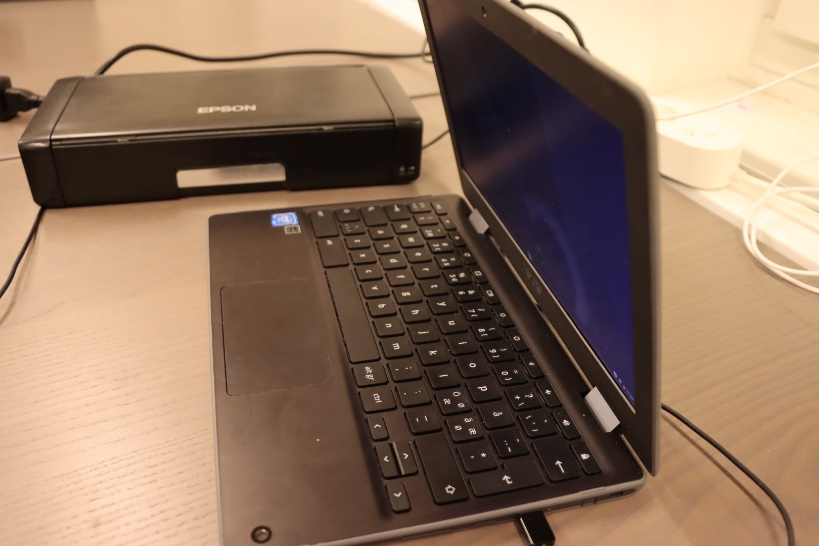 ASUS Chromebook C214M with mobile printer - PS Auction - We value