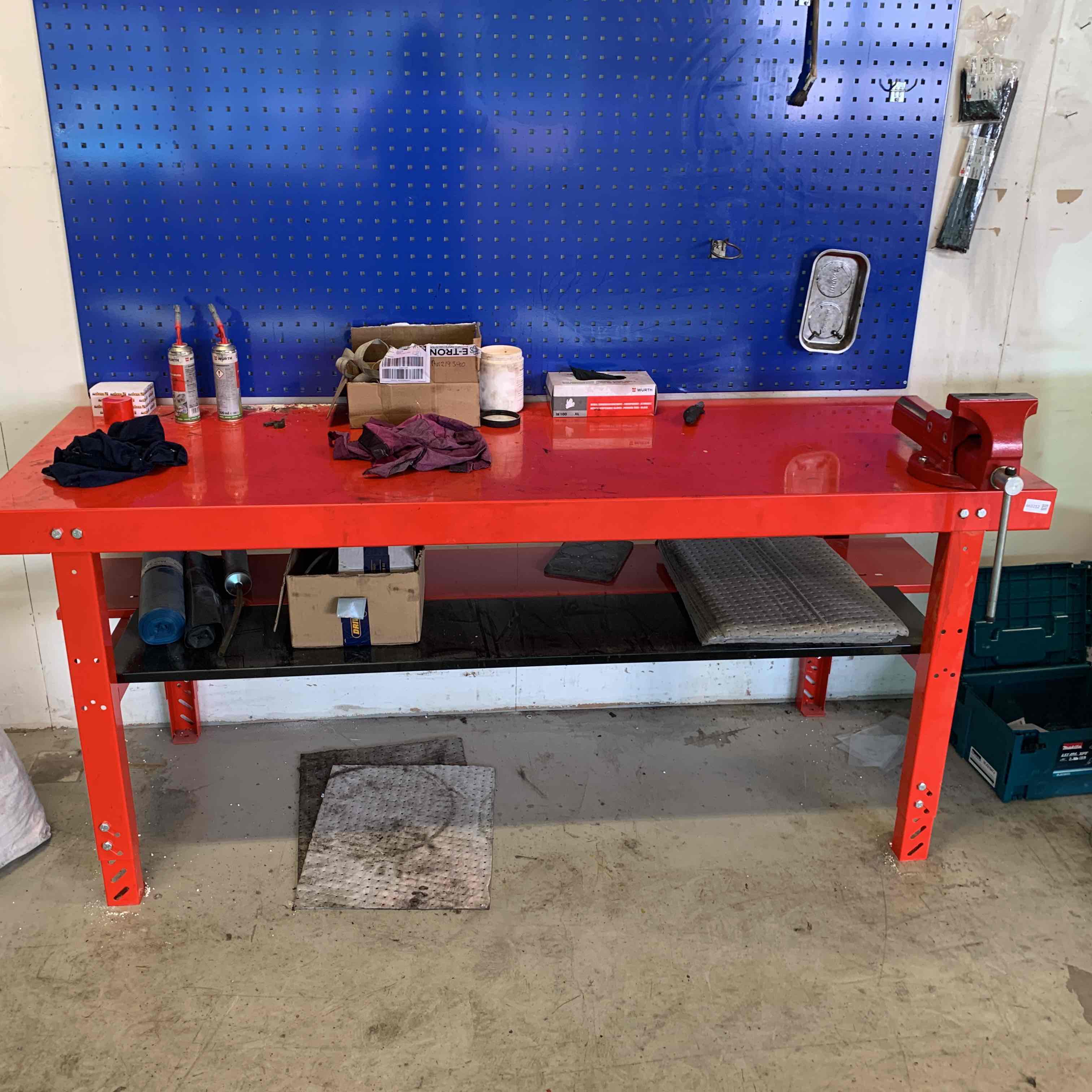 Workbench with tool board - PS Auction - We value the future