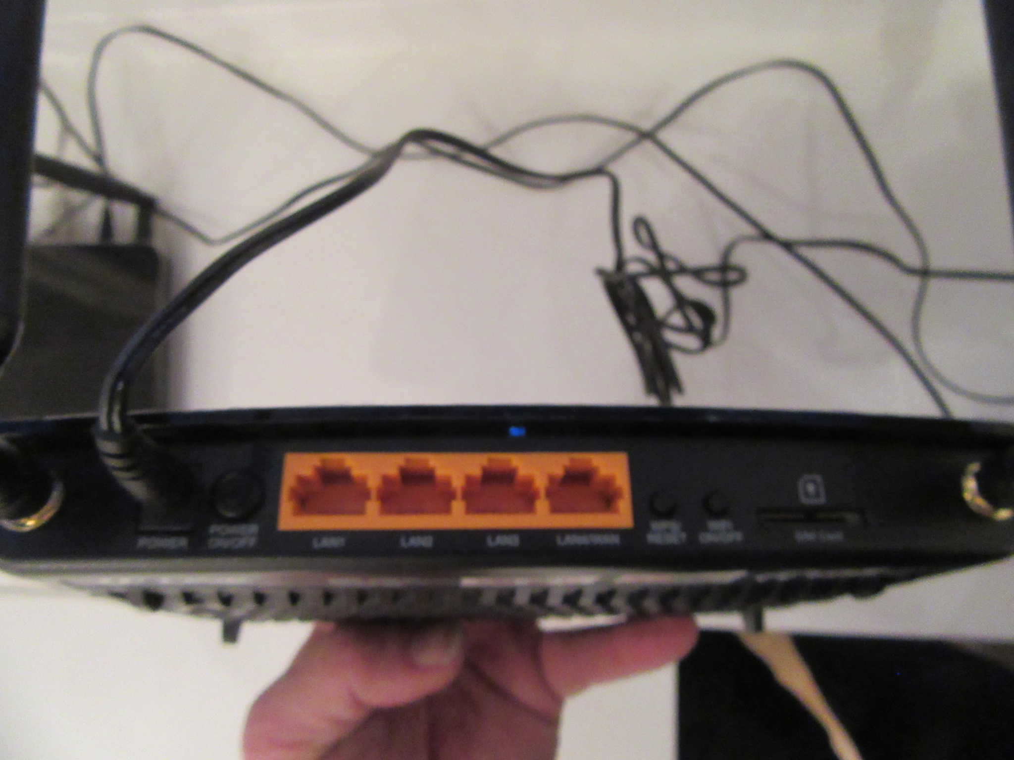 2 st nätverk/WiFirouter med 4g uttag, TPlink TLMR6400 samt en switch