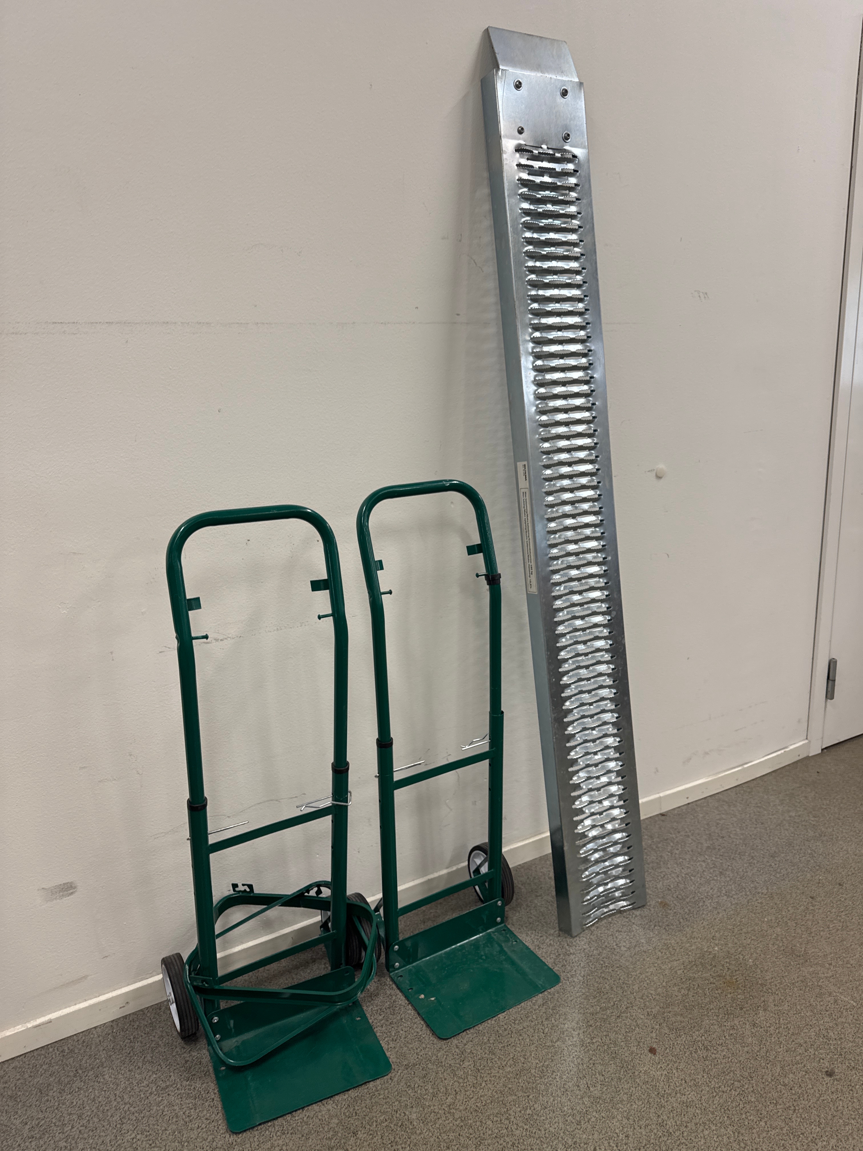 Kör ramp 190 x 22cm, 2st sopsäckskärror - Auktioner online ...