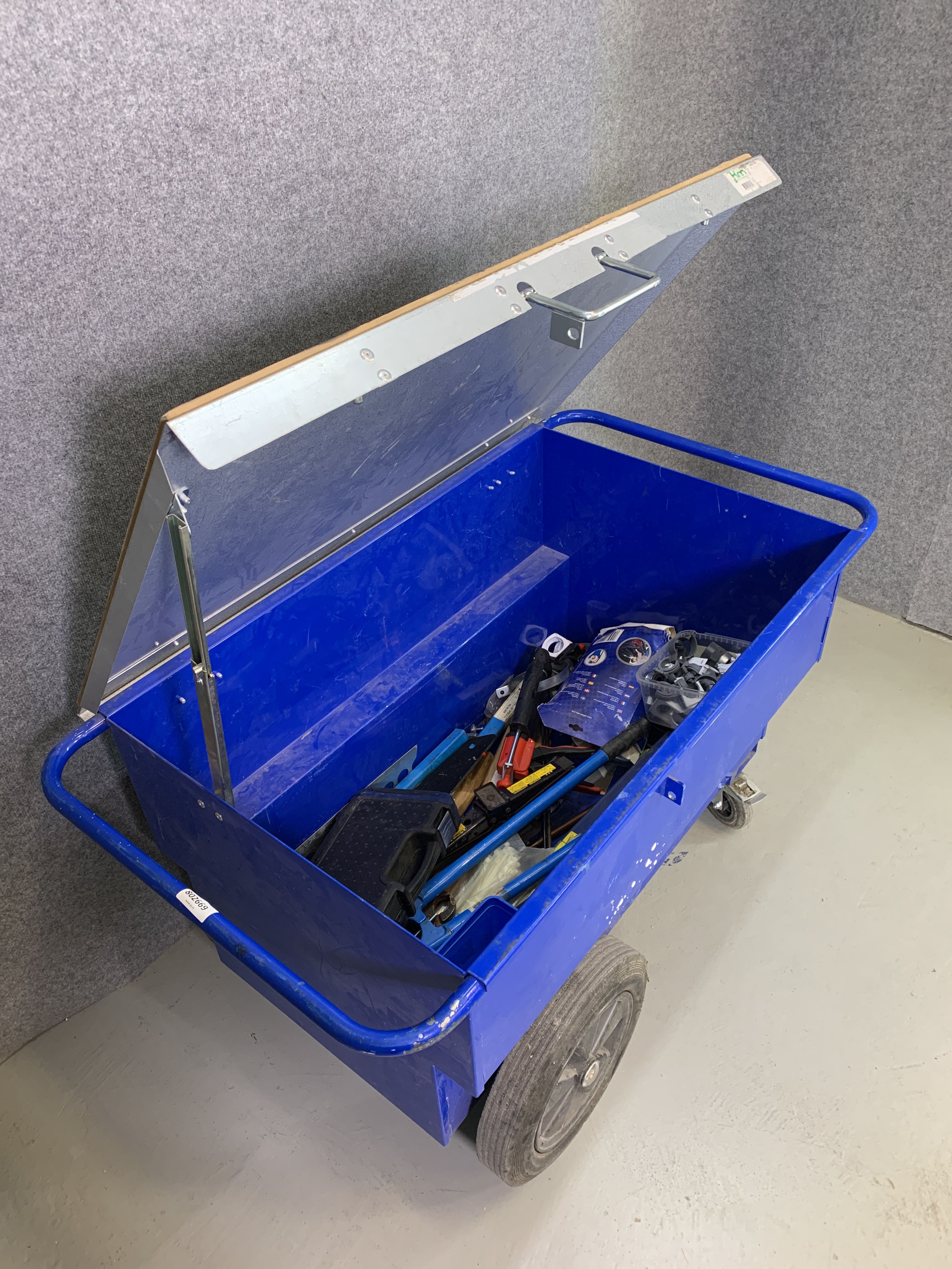 Tool box on wheels incl. various hand tools PS Auction We value the