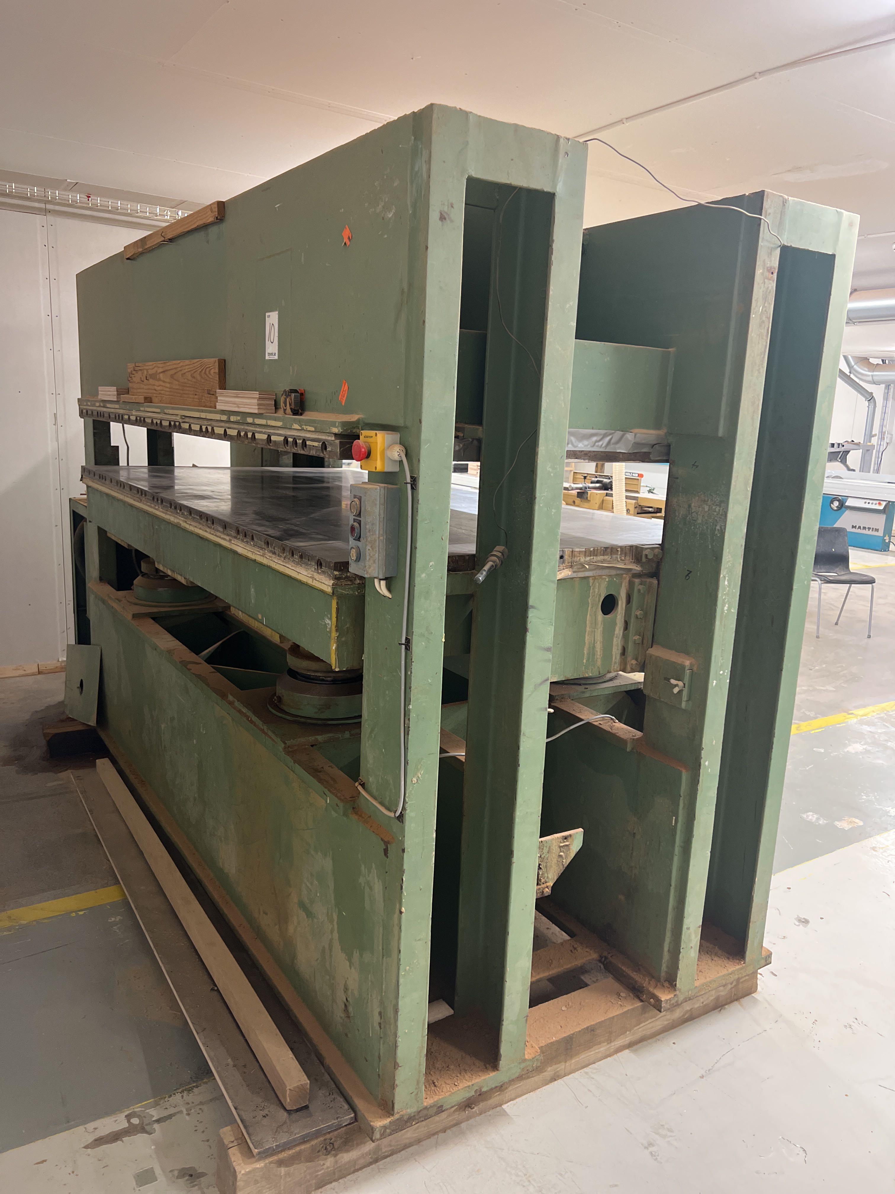 Veneer press Mihoma FSP 3A -1960 - PS Auction - We value the future -  Largest in net auctions