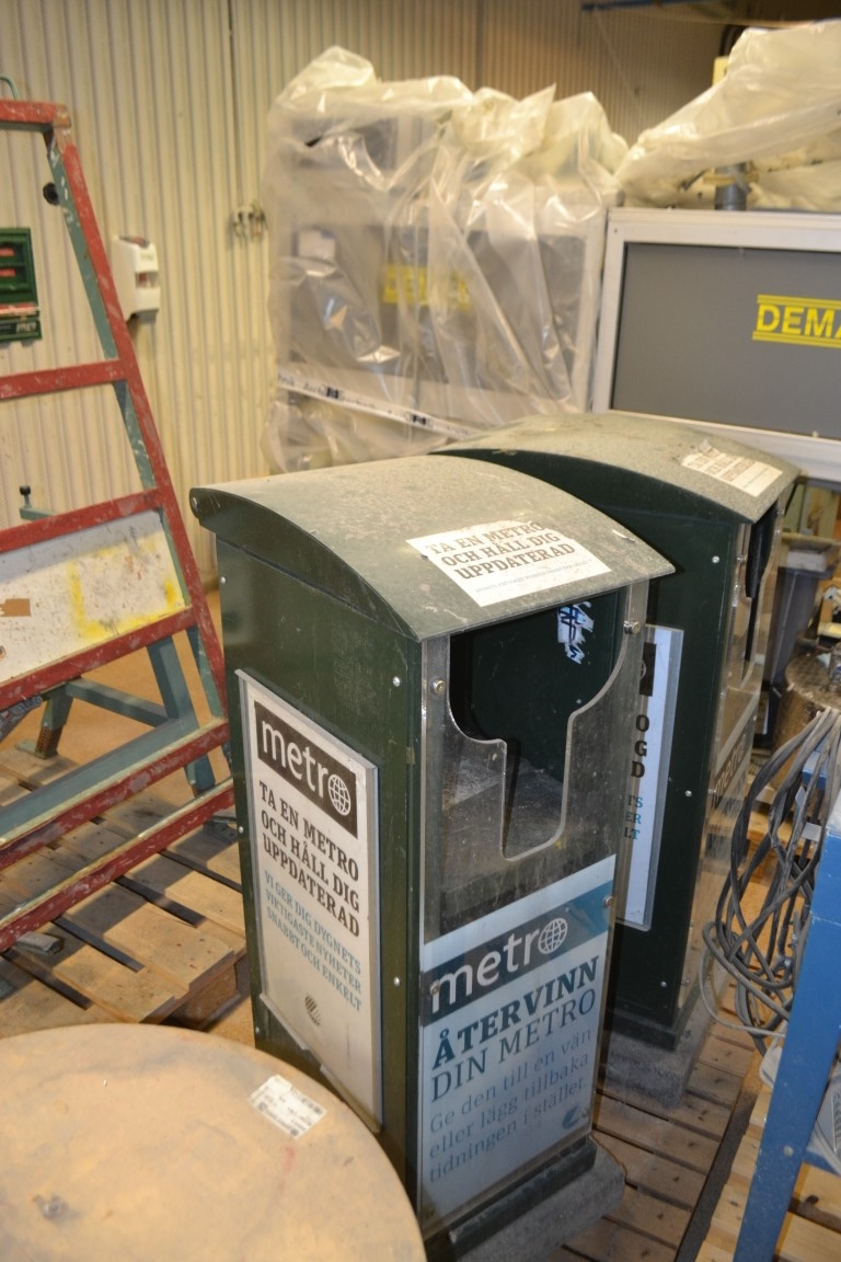 2 newspaper racks PS Auction We value the future Largest in net