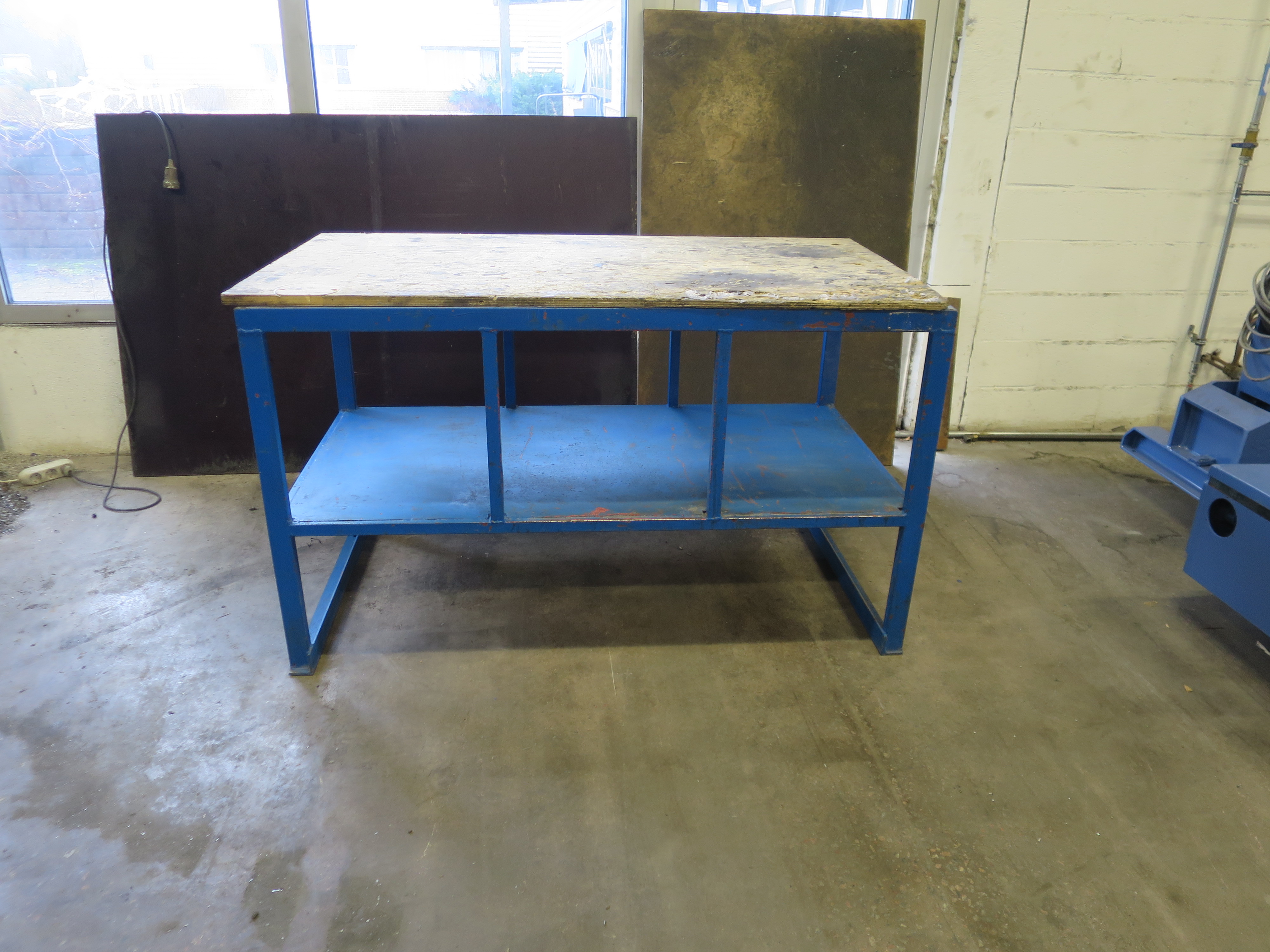 Stable work table - PS Auction - We value the future - Largest in net ...