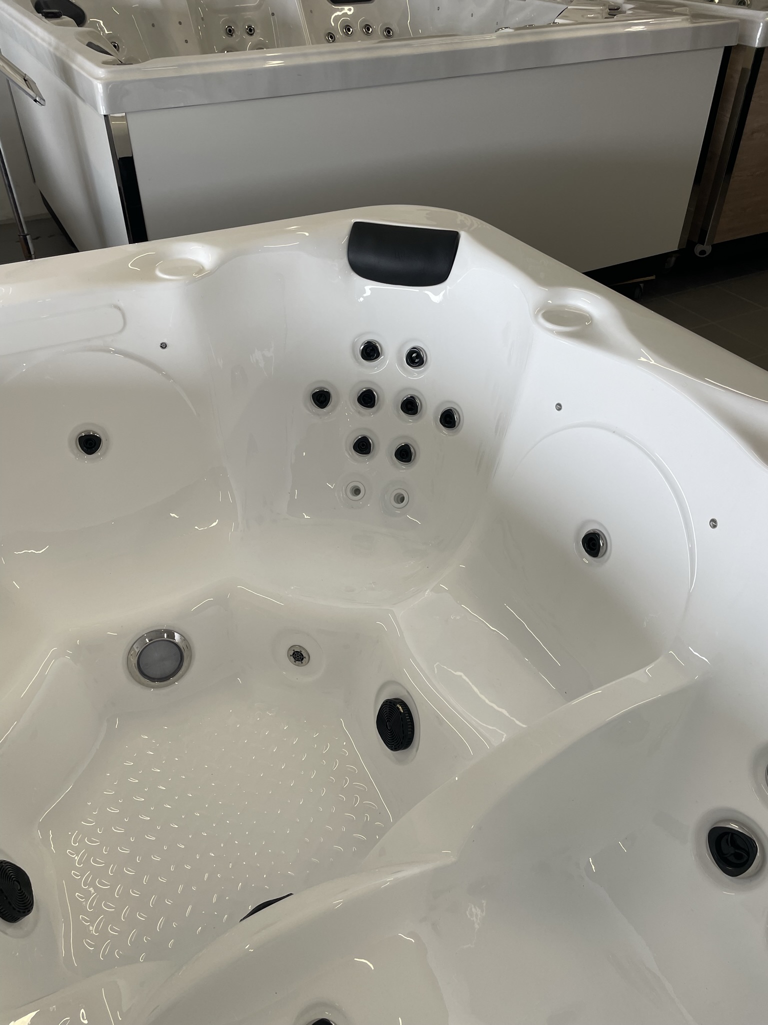 Varav Relax Spa Etna 5 platser varav en liggdel - Auktioner online ...