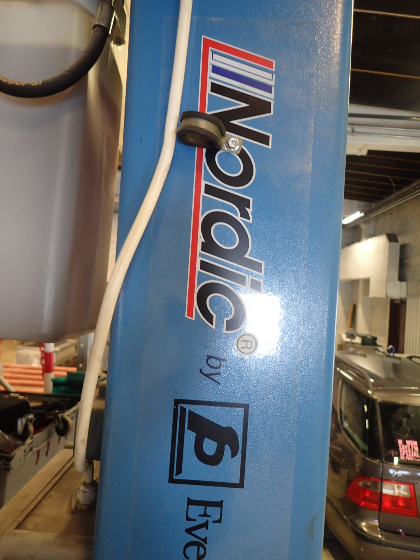 額装済/Car Lift Connecticut 1988（クリス プライタス）/ポスター