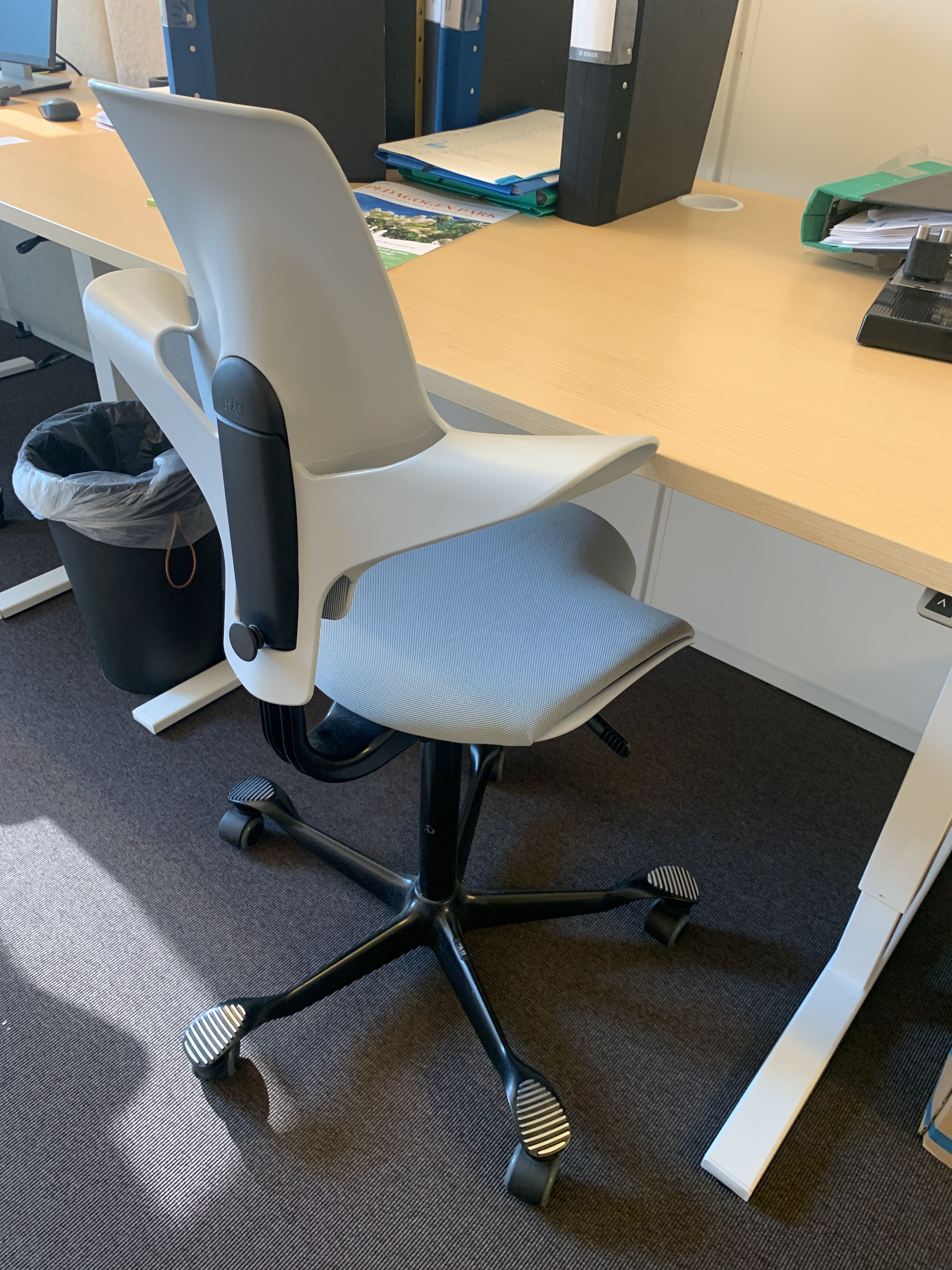 Office workstations 2 desks that can be raised and lowered PS Auction