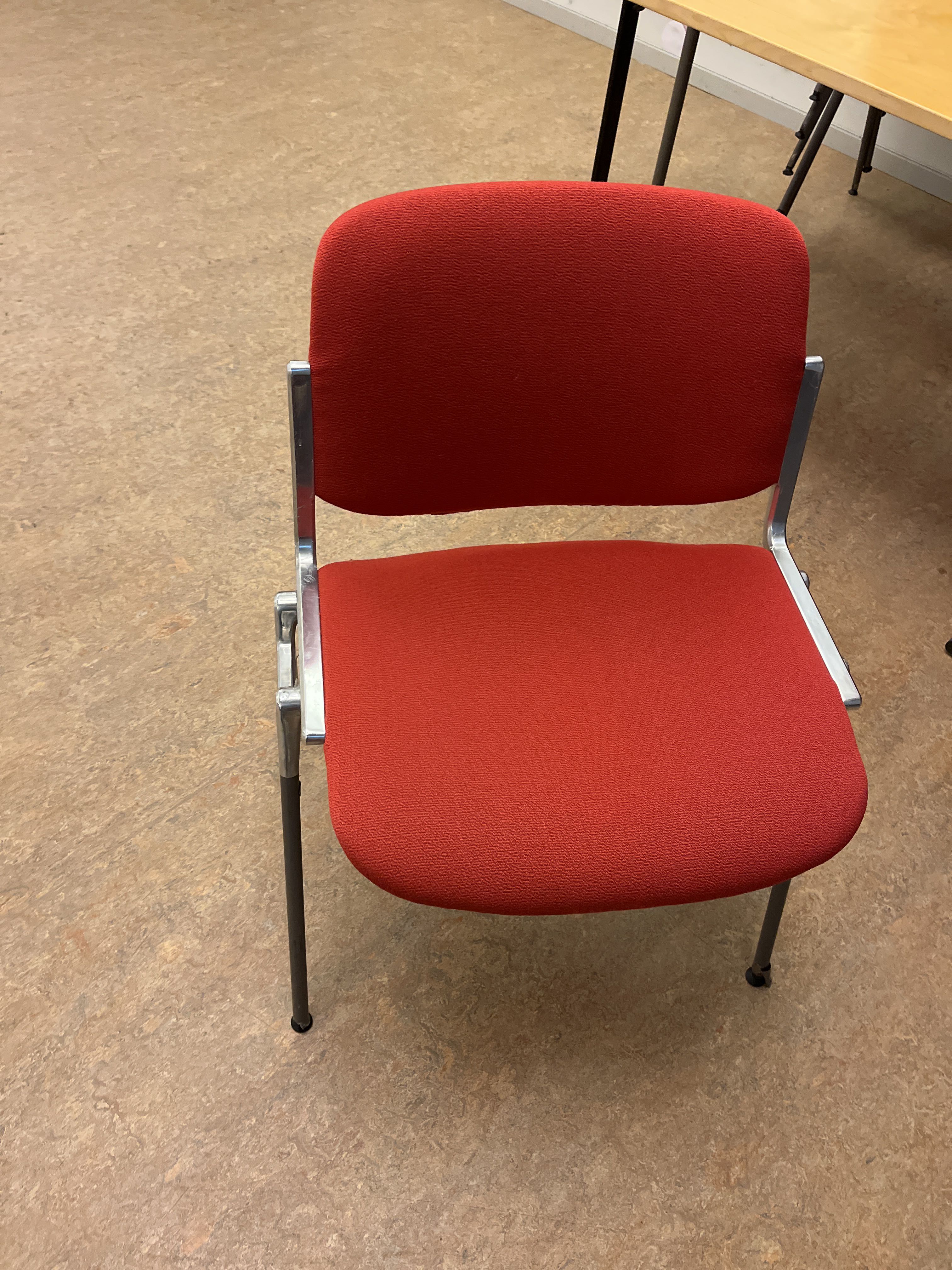 Röda staplingsbara stolar, ca 30st, 2st trä bord - Auktioner online ...