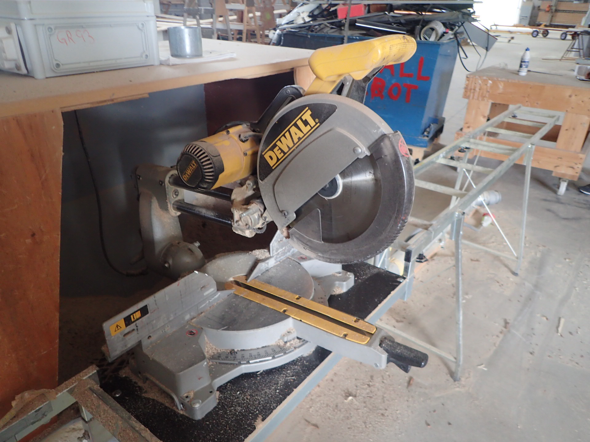 cutting saw with table DeWalt 708-QS 