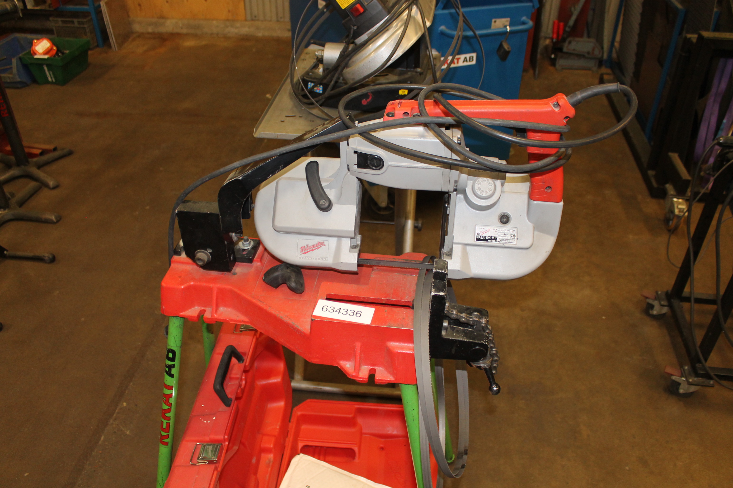 Milwaukee band saw as well as tripod - PS Auction - We value
