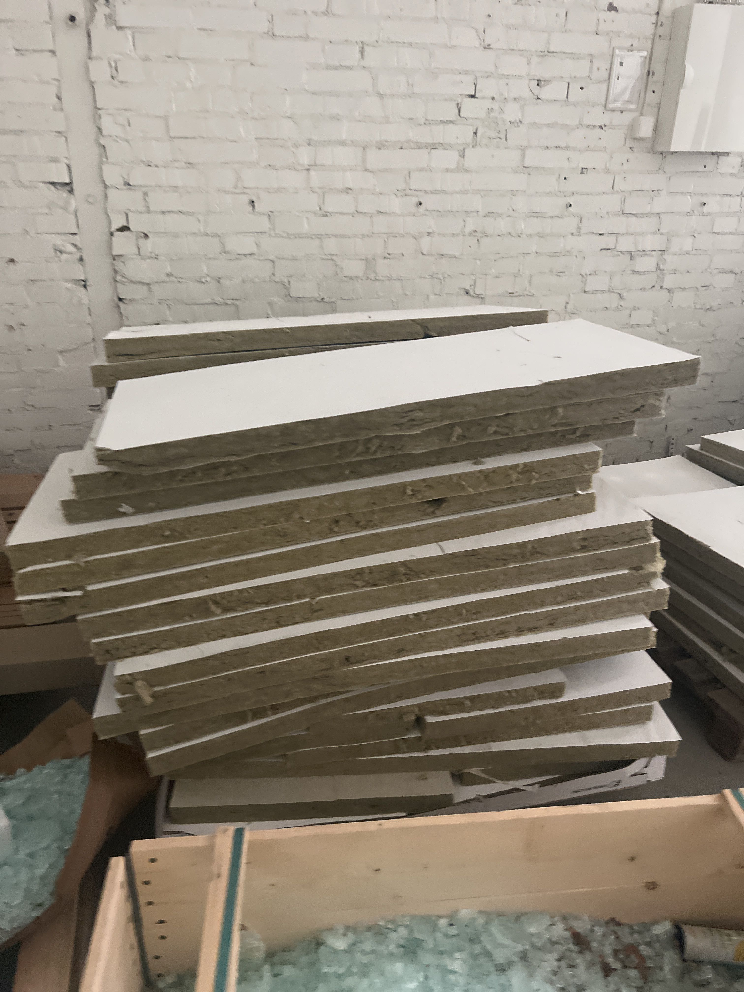 Insulation, carpets, fixtures, approx. 5 pallets PS Auction We