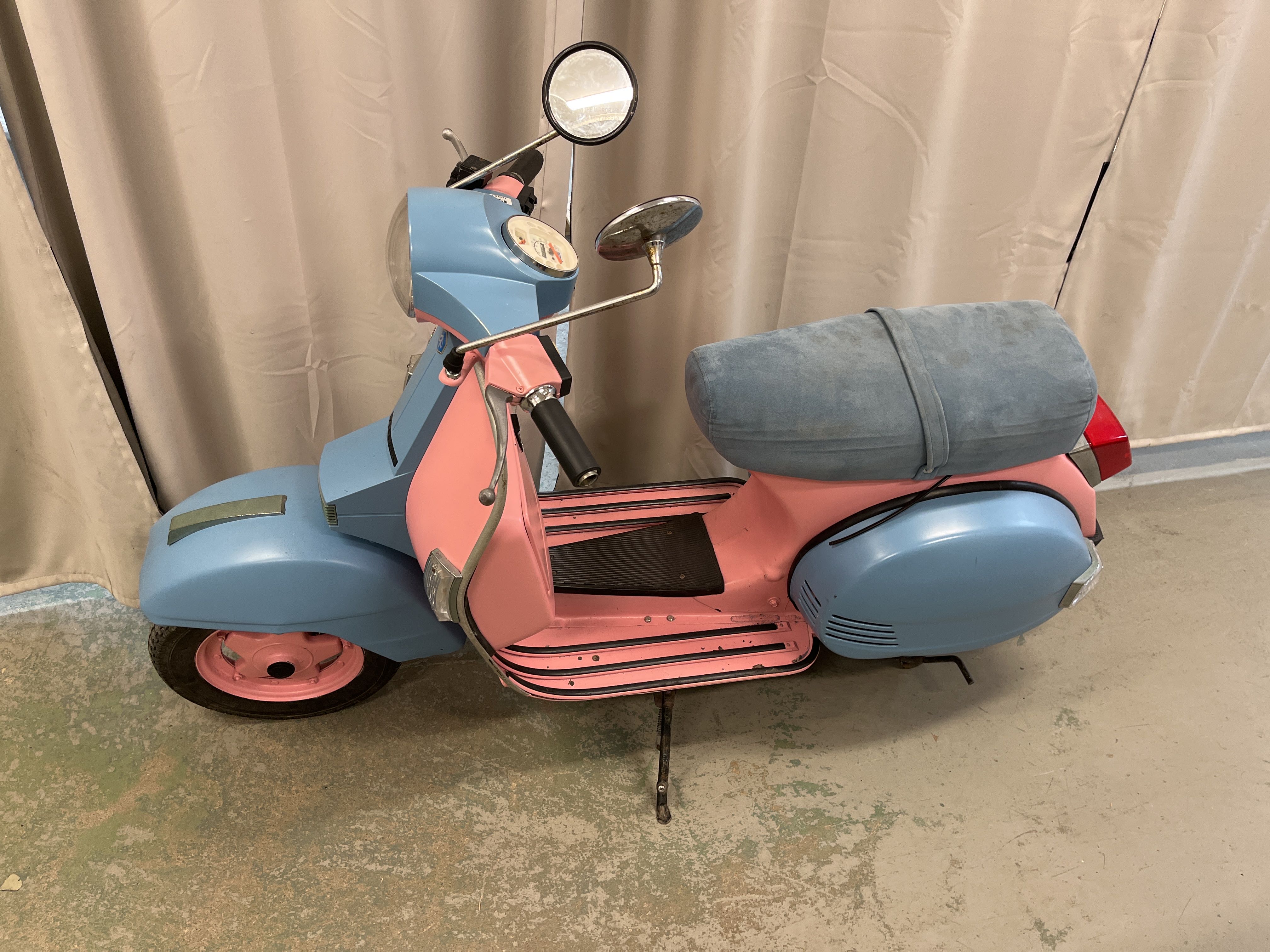 Older vespa, used as decoration (Repair item) - PS Auction - We