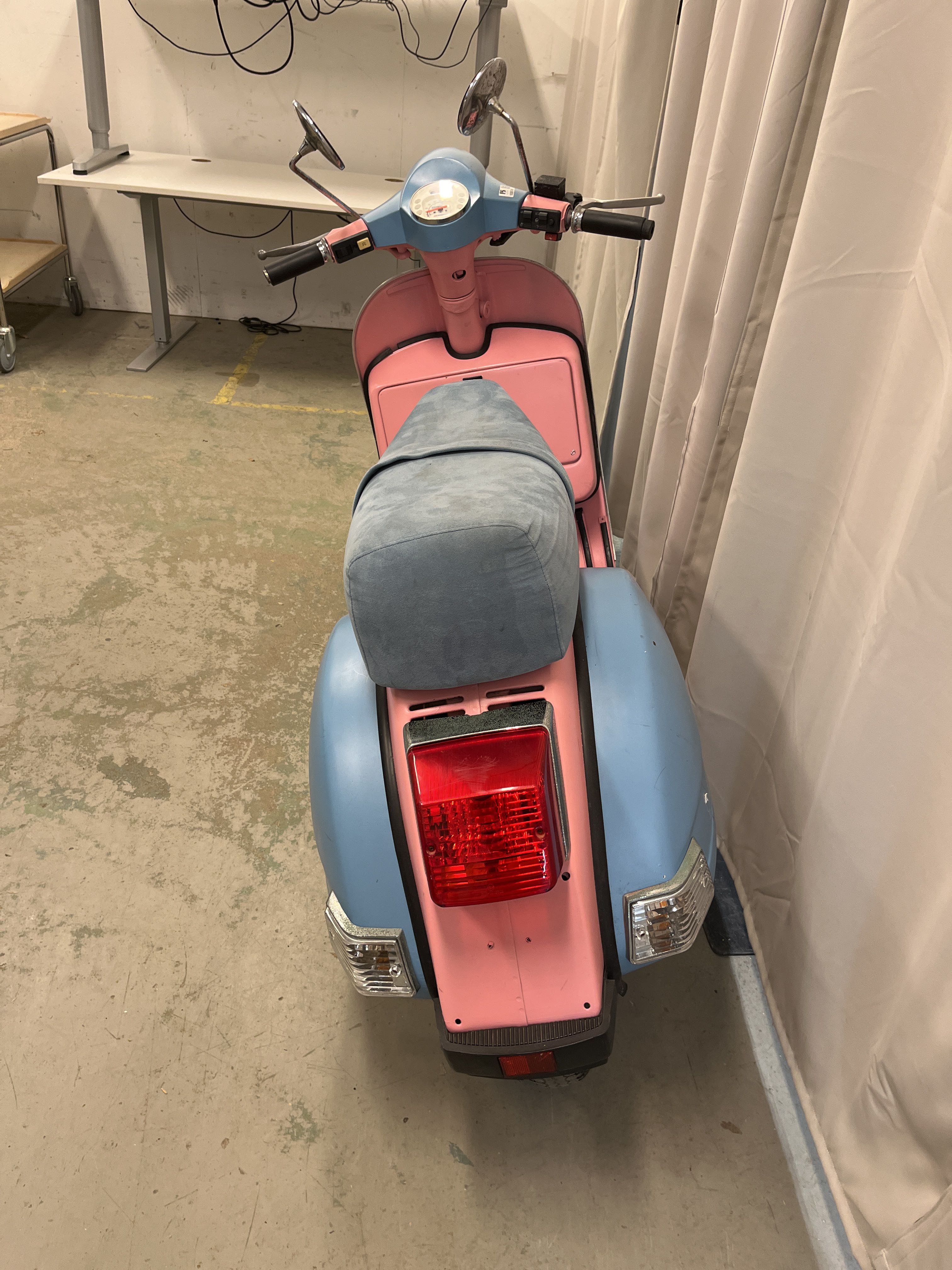 Older vespa, used as decoration (Repair item) - PS Auction - We