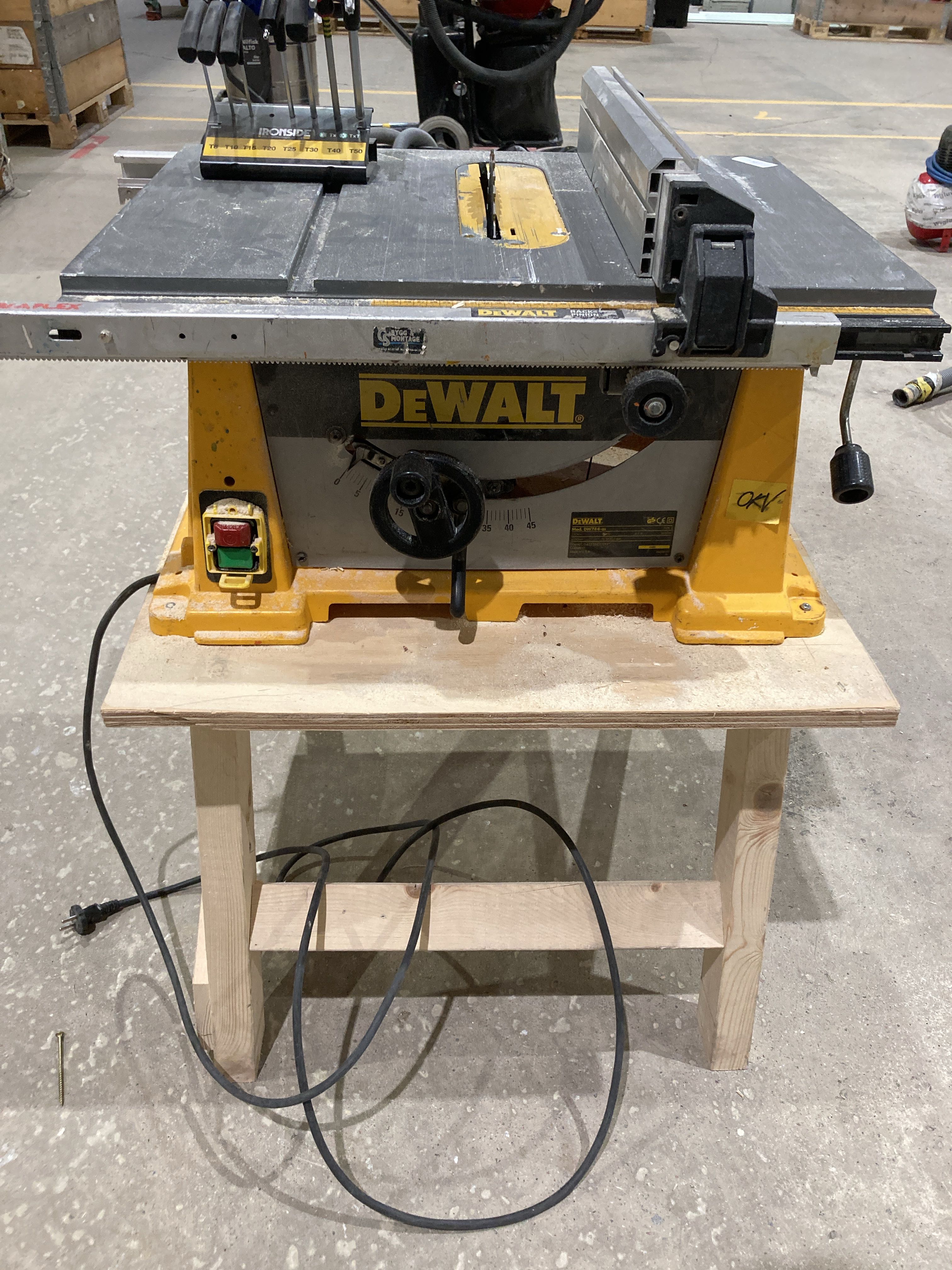 Bordssåg - DeWalt DW744-QS - Auktioner online - Nätauktioner ...