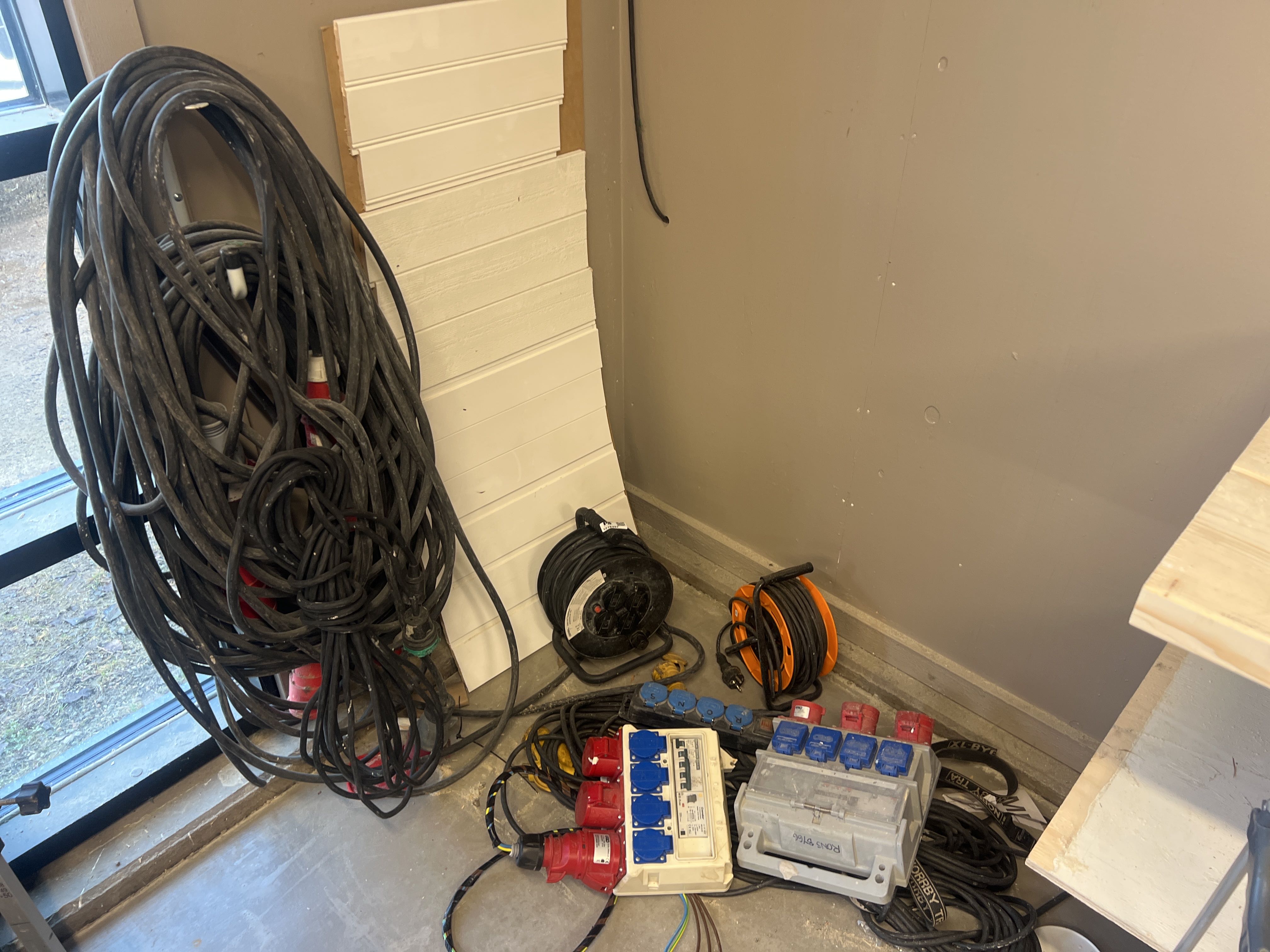 Extension cables, cable reels and building centers - PS Auction - We ...