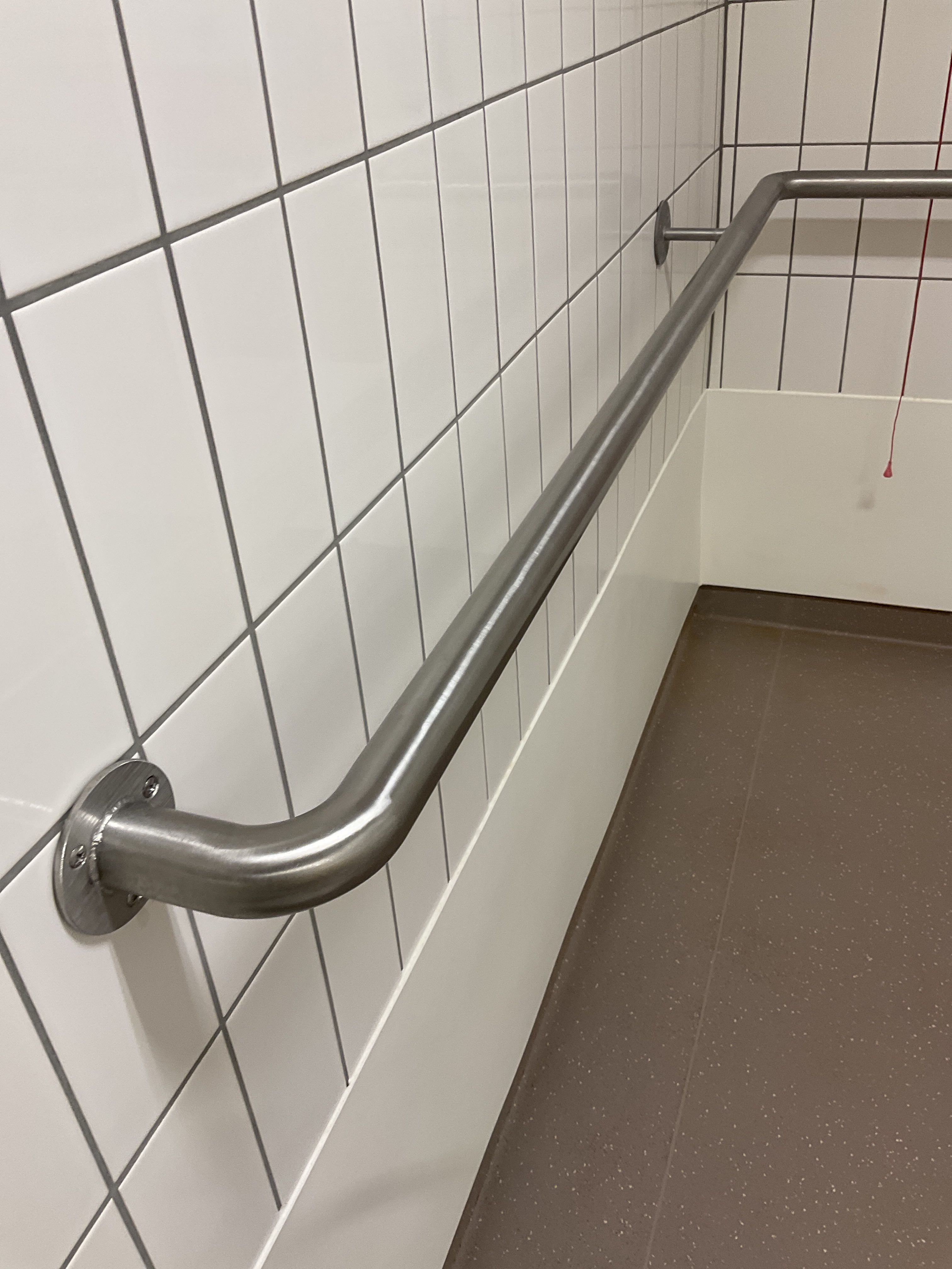 2 Rostfria räcken i vinkel - Auktioner online - Nätauktioner ...